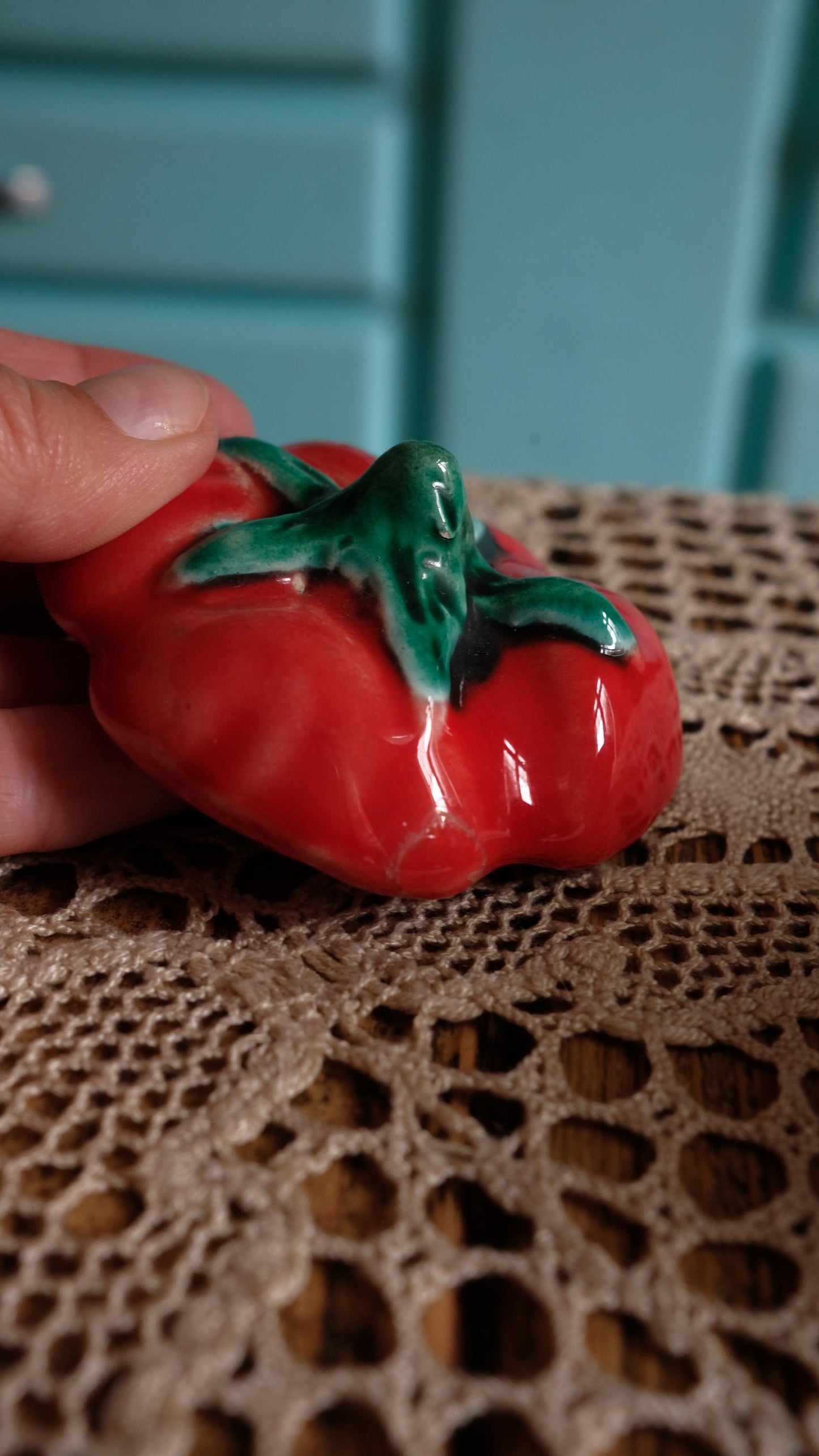 Boîte/moutardier en barbotine tomate vintage