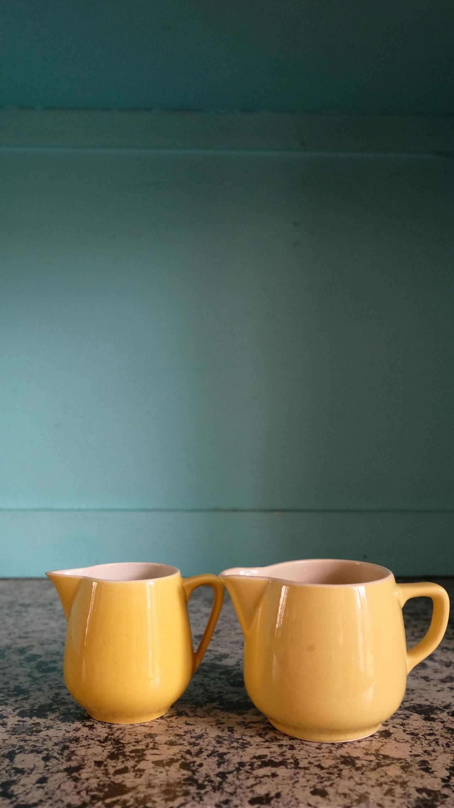 Lot de deux petits pots à lait vintage