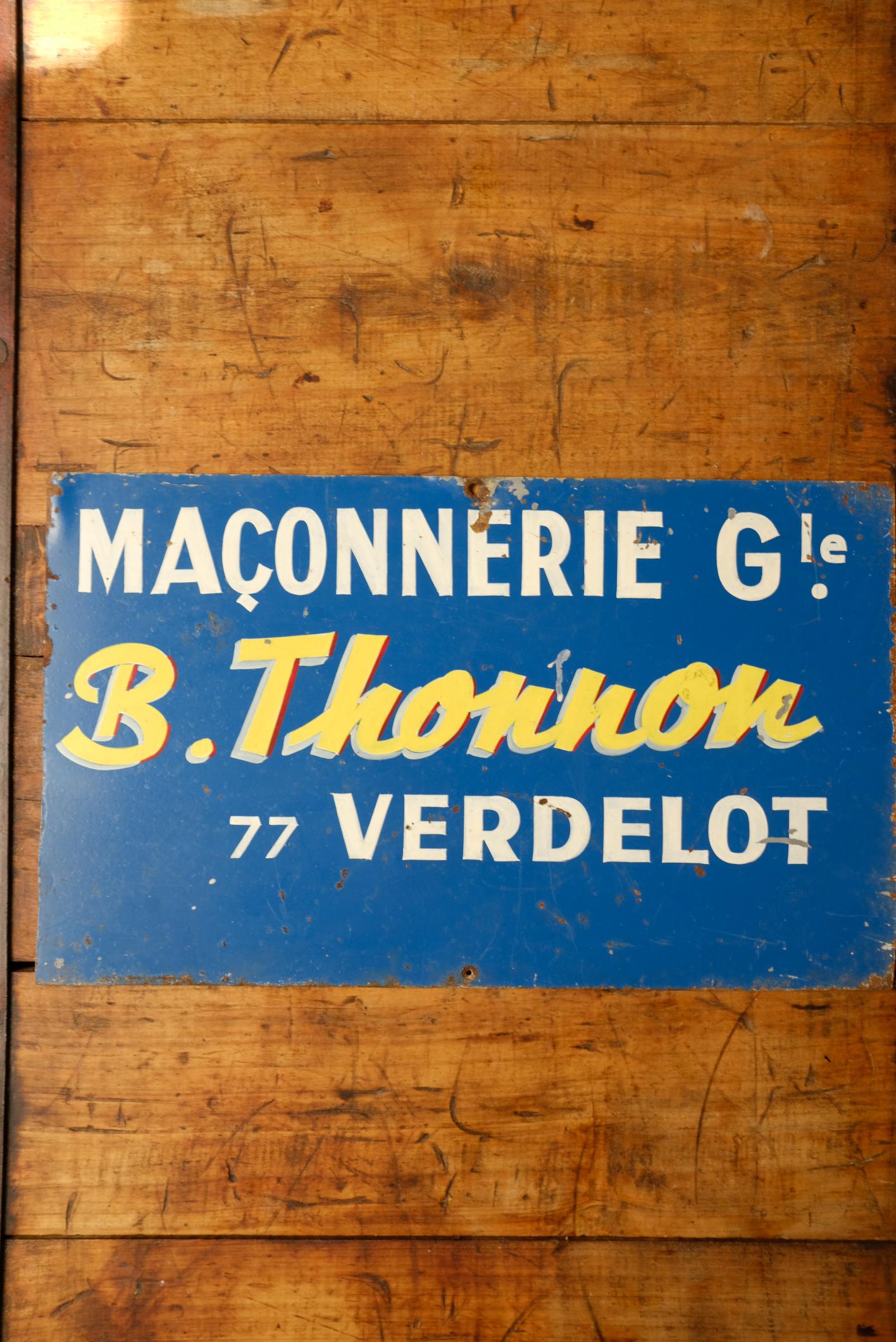 Tôle publicitaire peinte à la main