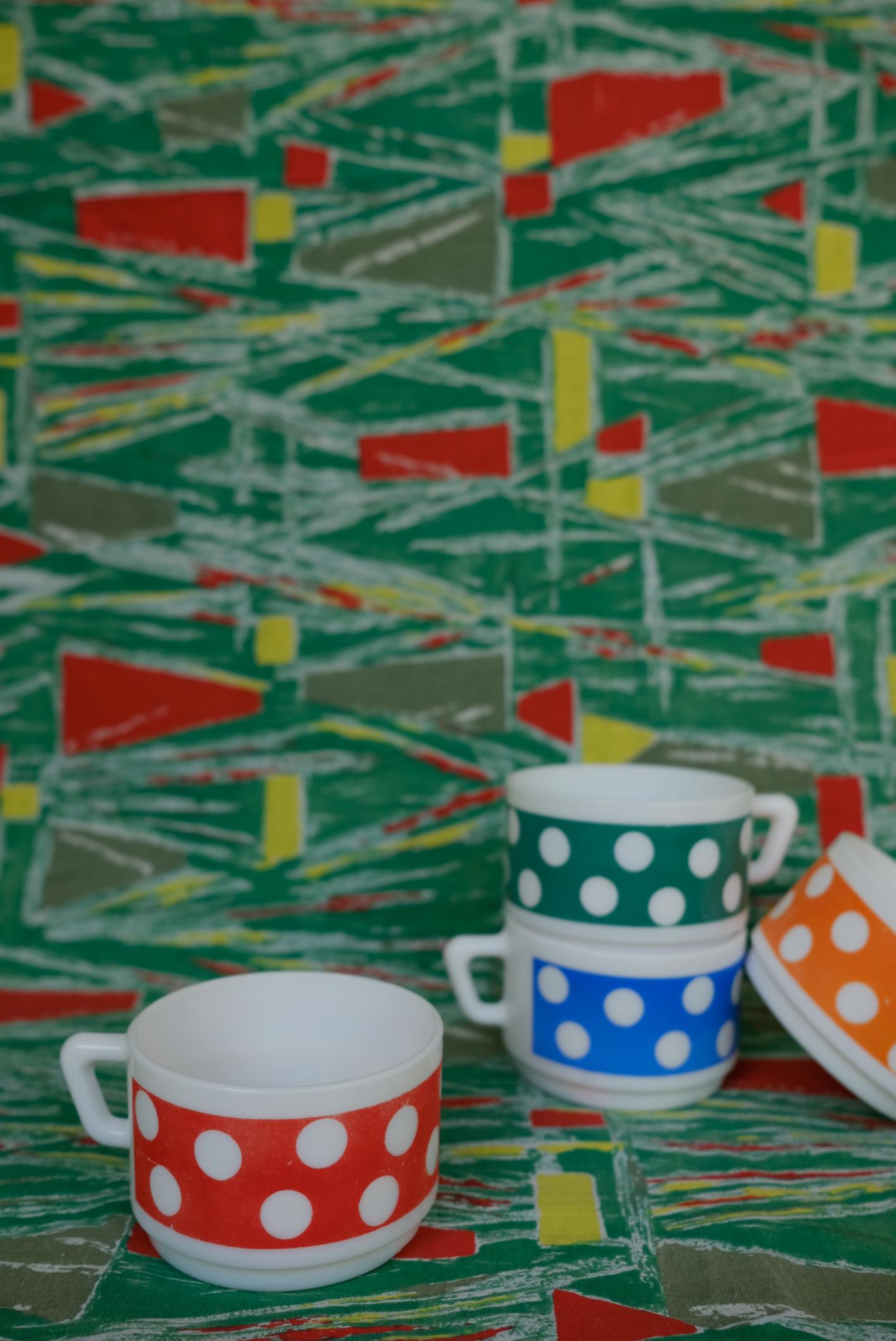 Tasses en arcopal à pois