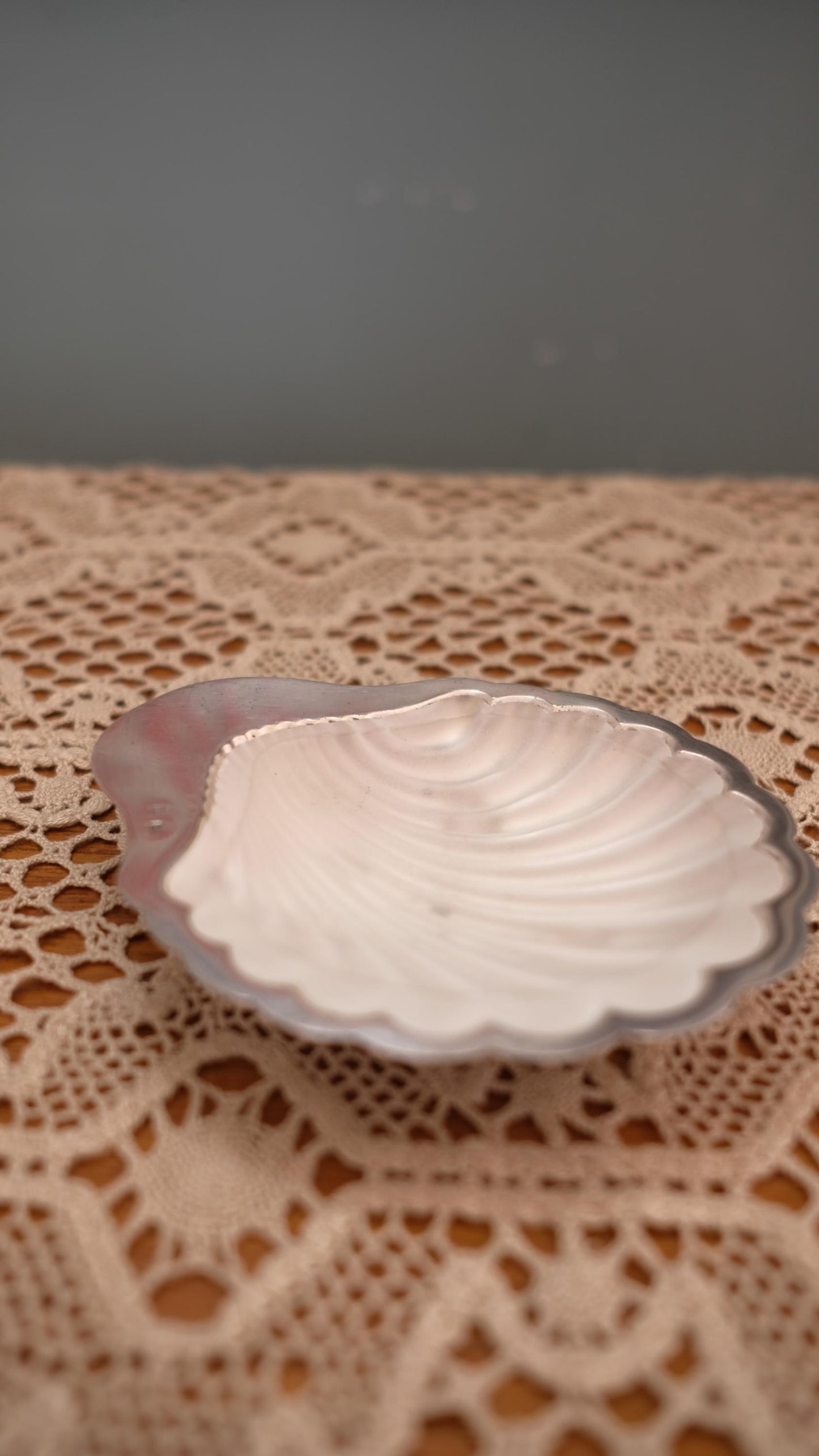 Beurrier coquille vintage en métal argenté et verre givré