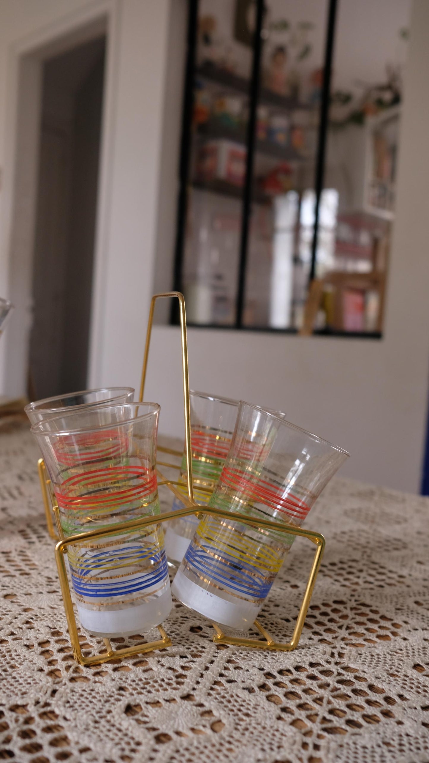 Lot de six verres vintage et leur panier en métal doré