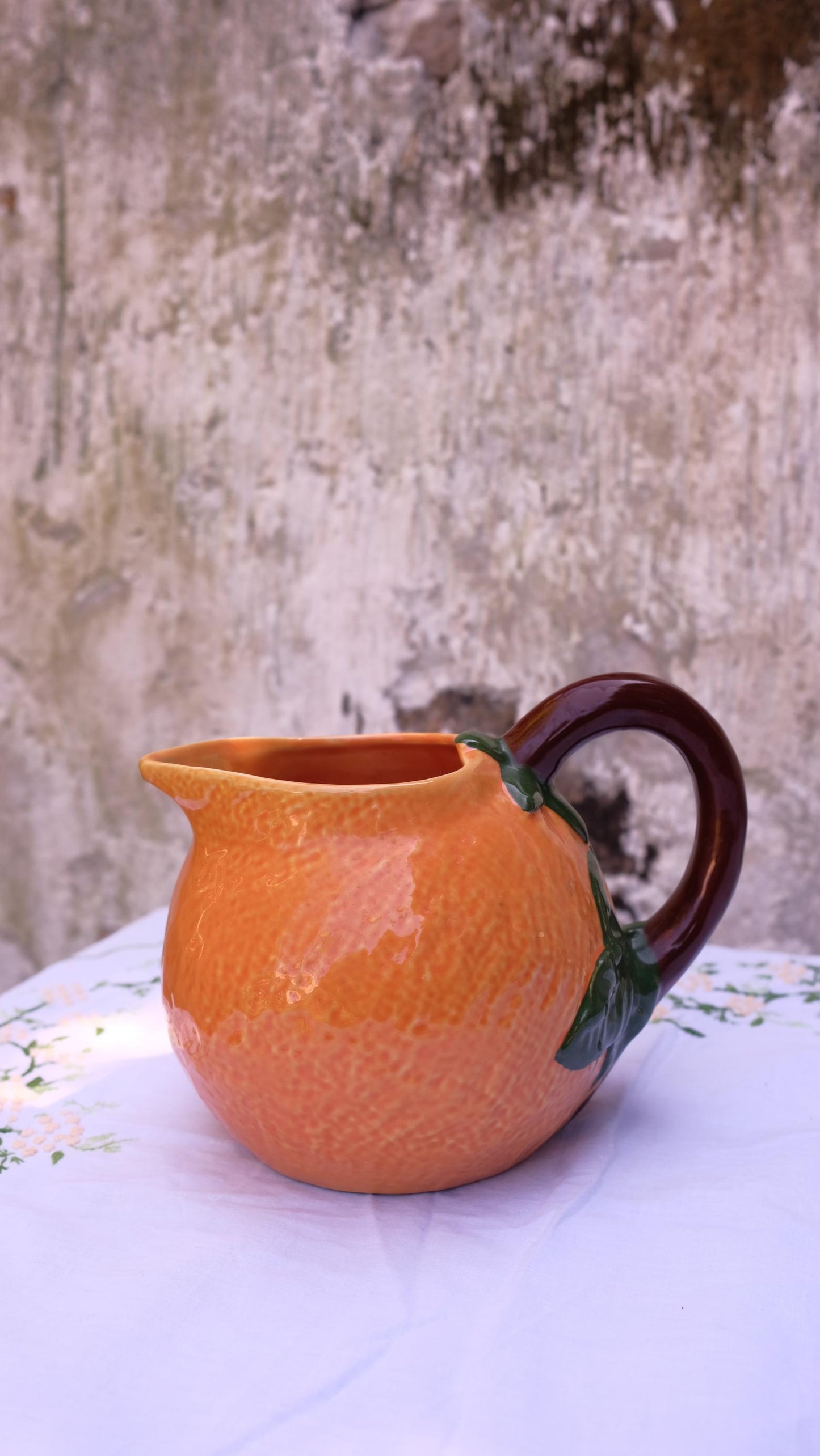 Pichet en barbotine en forme d'orange