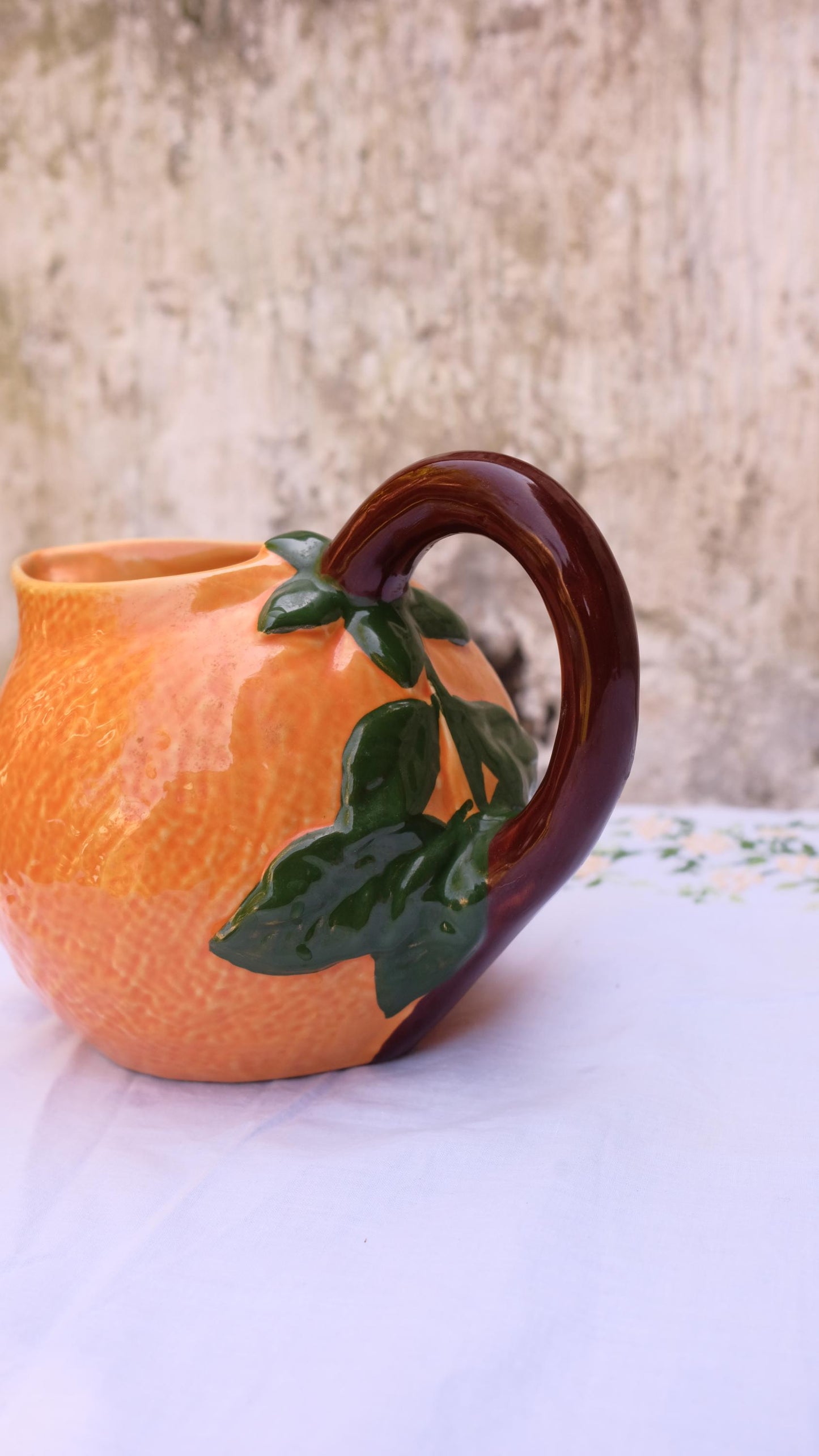 Pichet en barbotine en forme d'orange