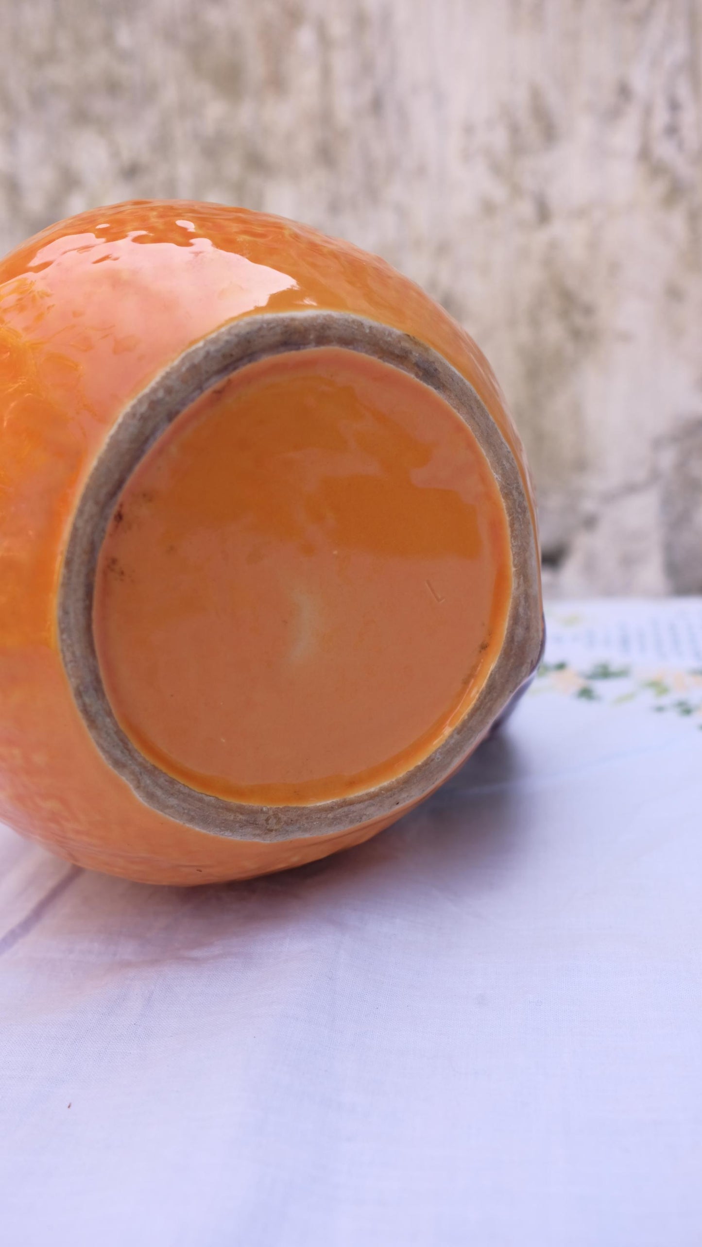 Pichet en barbotine en forme d'orange
