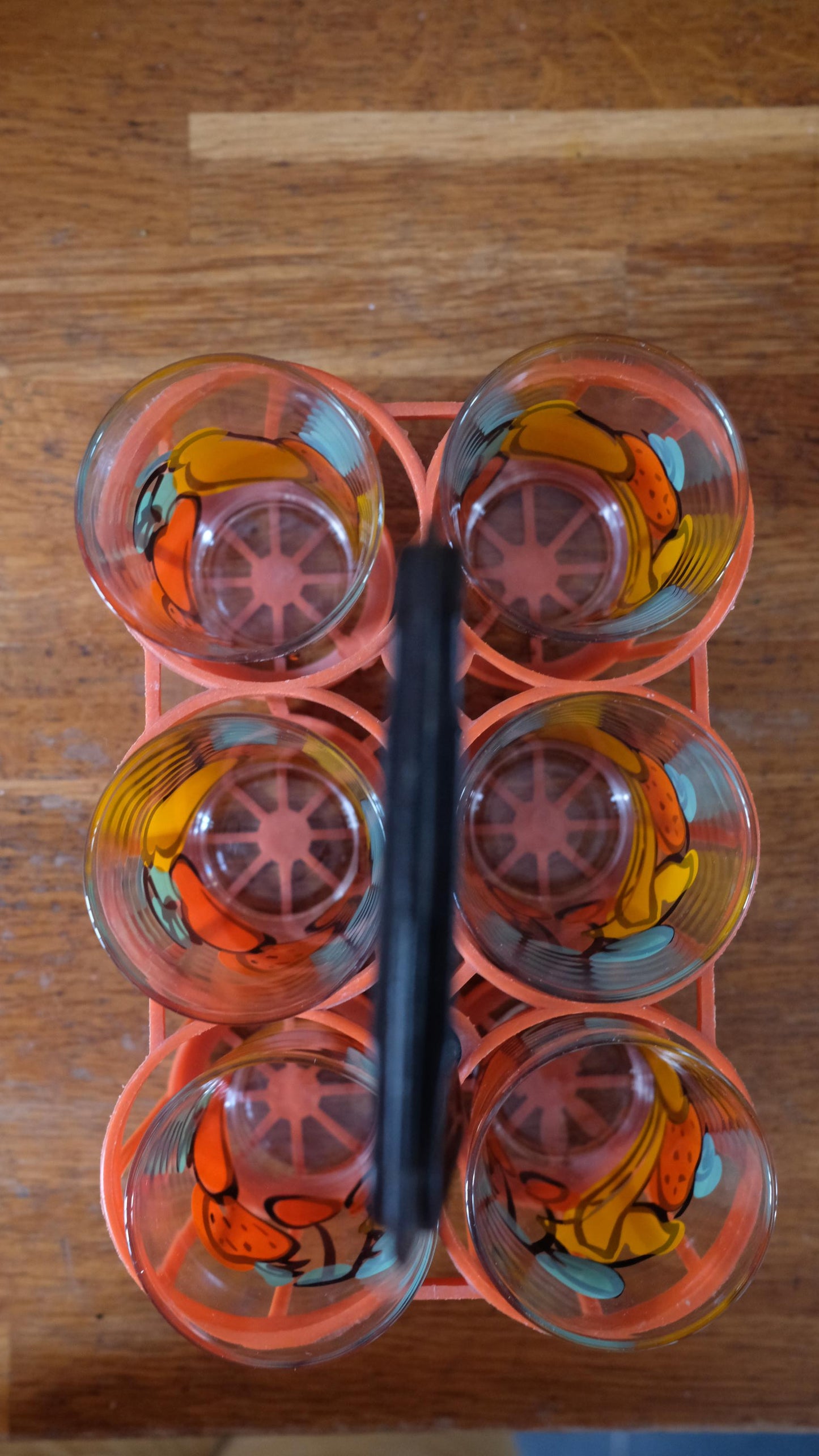 Ensemble de six verres vintage à motif fruits vendus dans un panier vintage en plastique