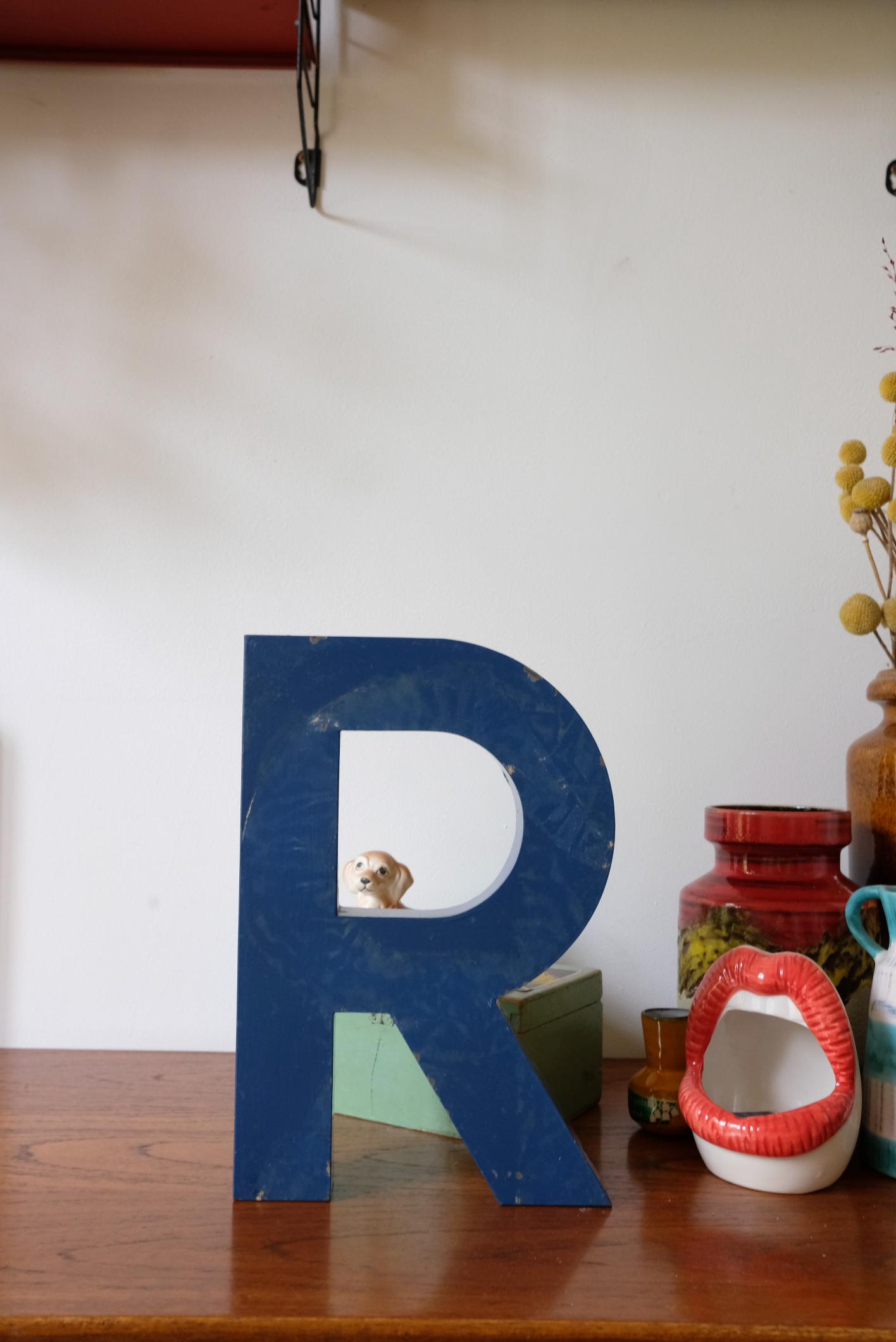 Lettres d'enseigne en métal peint