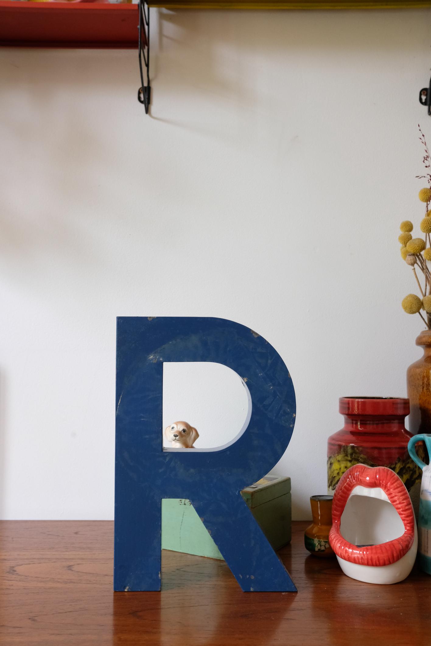 Lettres d'enseigne en métal peint