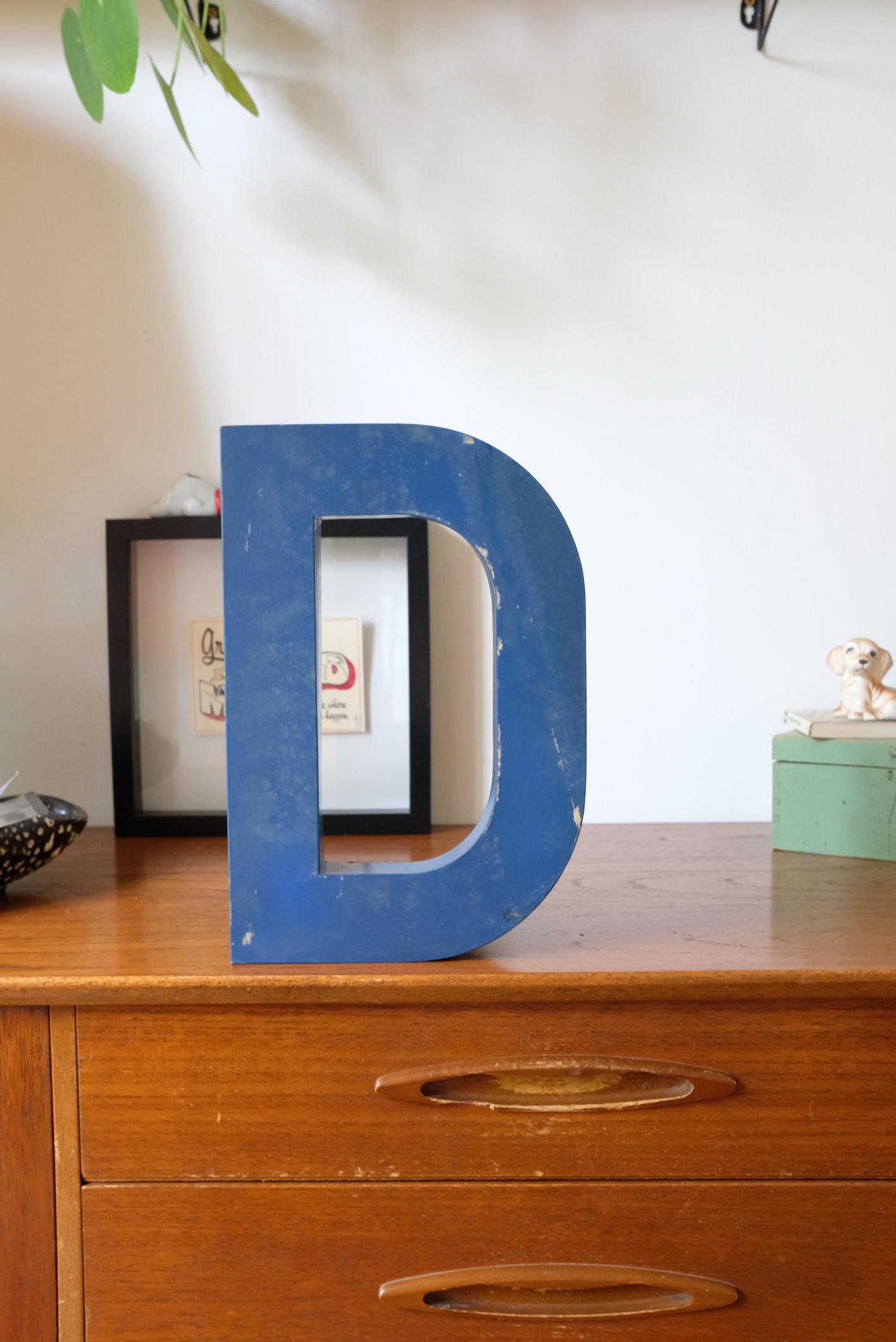 Lettres d'enseigne en métal peint