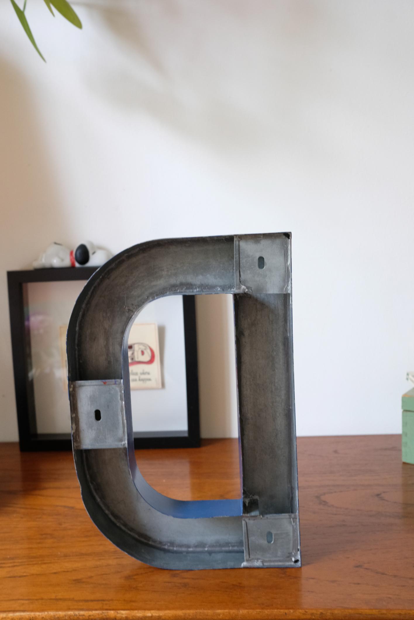 Lettres d'enseigne en métal peint