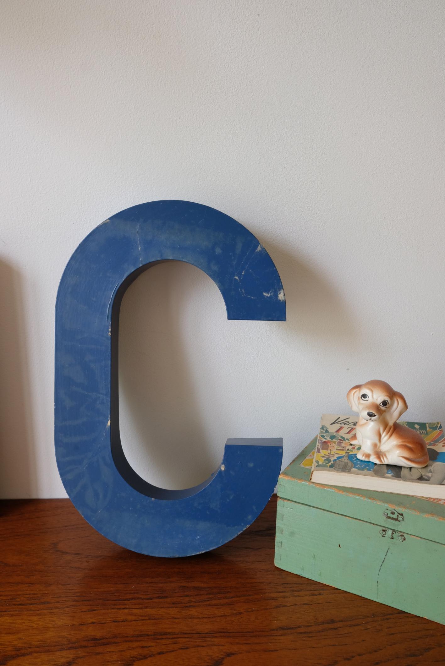 Lettres d'enseigne en métal peint