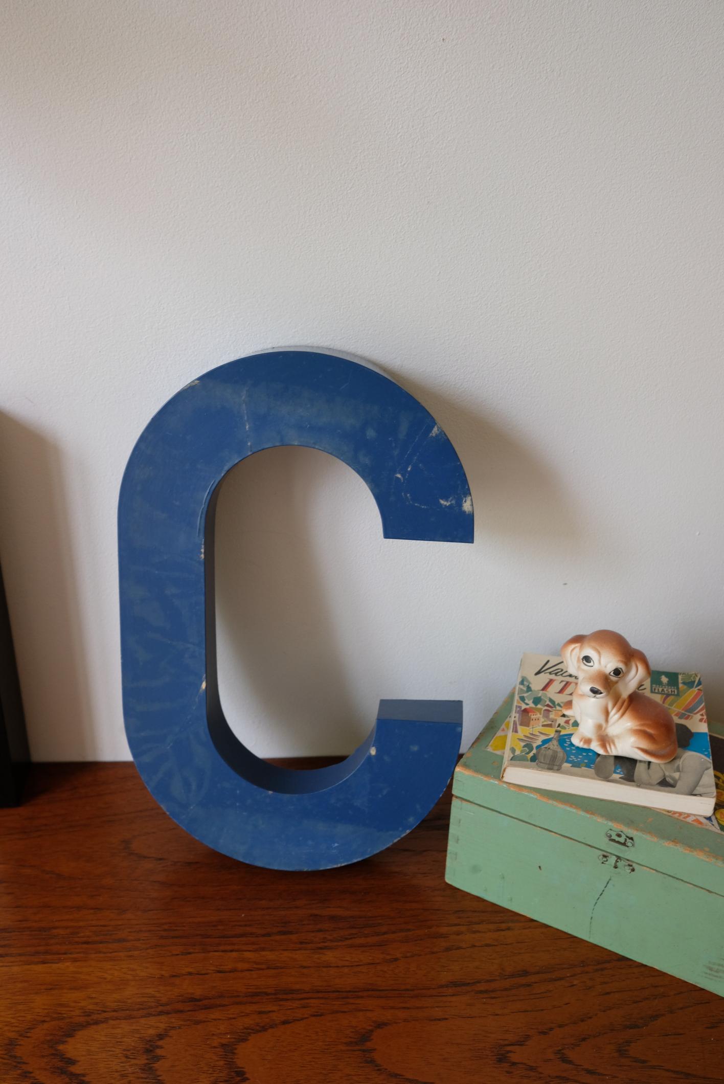 Lettres d'enseigne en métal peint
