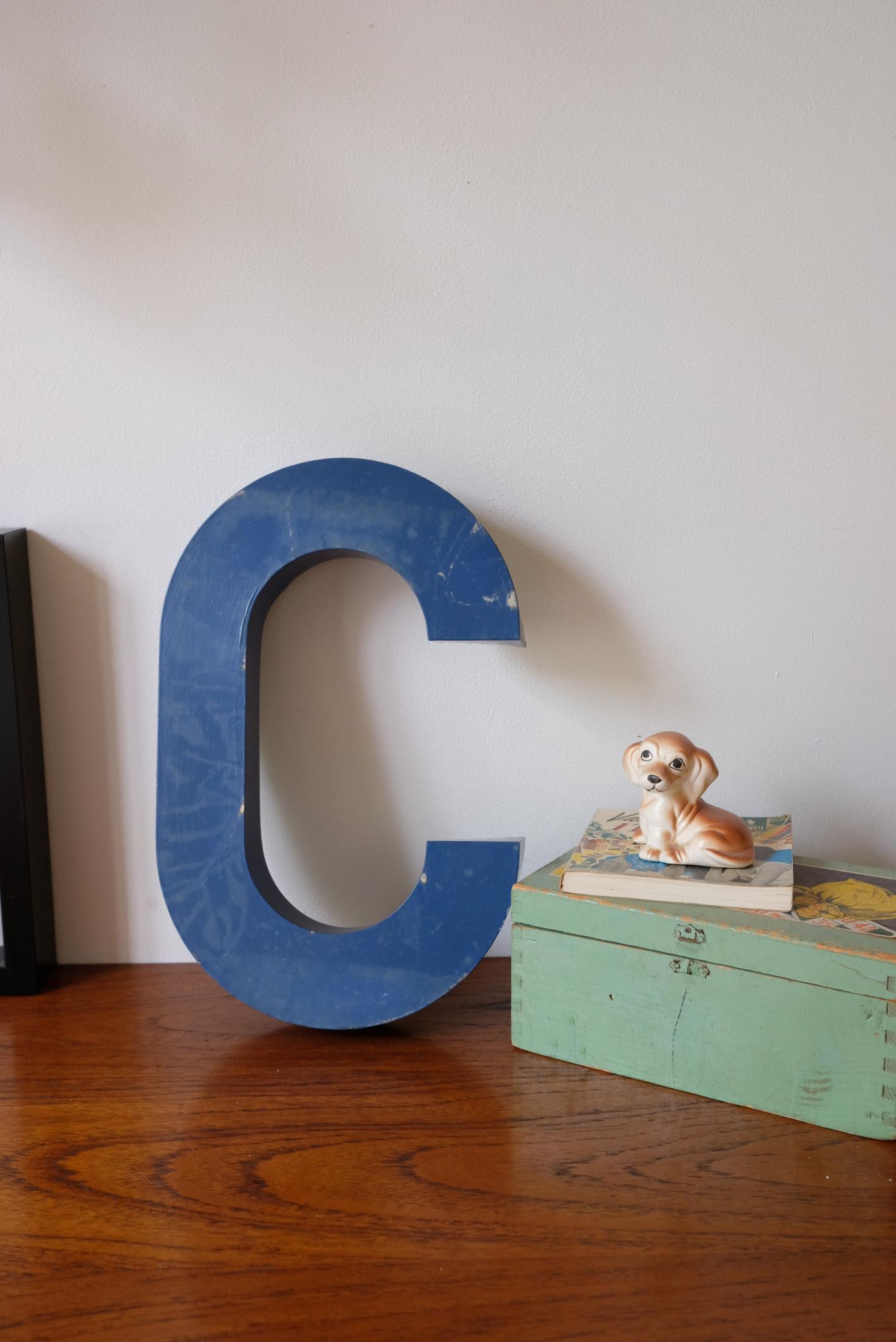 Lettres d'enseigne en métal peint