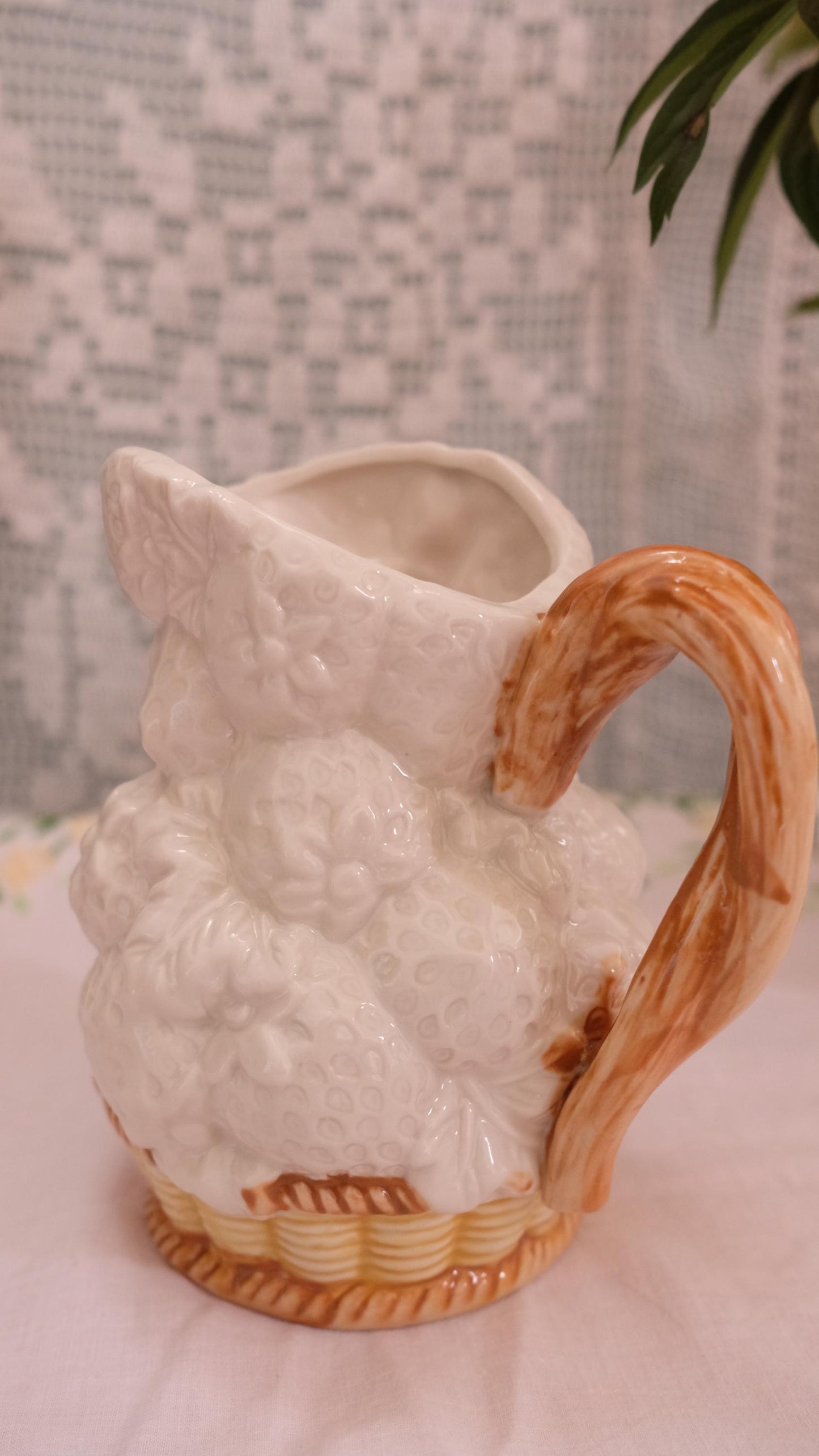 Pichet vintage en barbotine "panier de fraises"