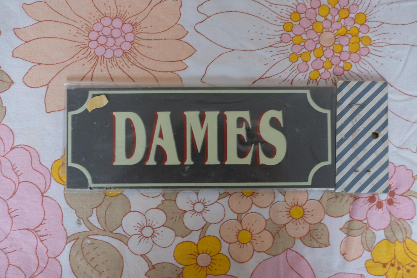 Plaque indicative