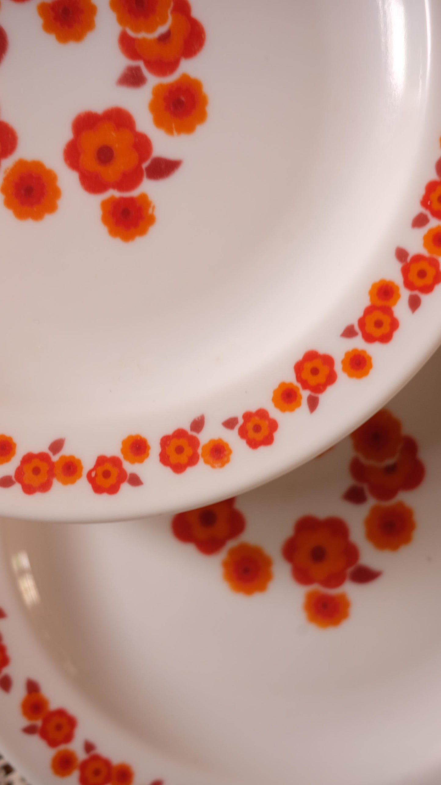 Lot de quatre assiettes à dessert en arcopal motif lotus