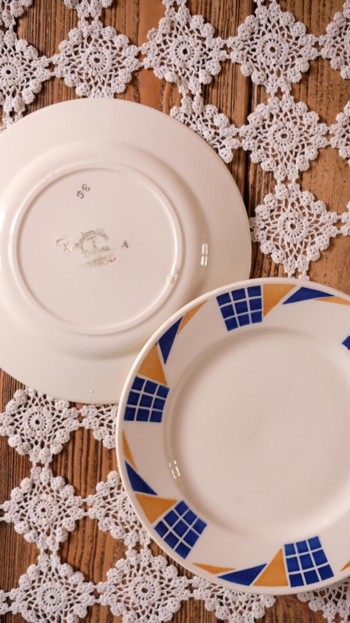 Lot de quatre assiettes à dessert vintage dans les tons oranges Badonviller et Céranor