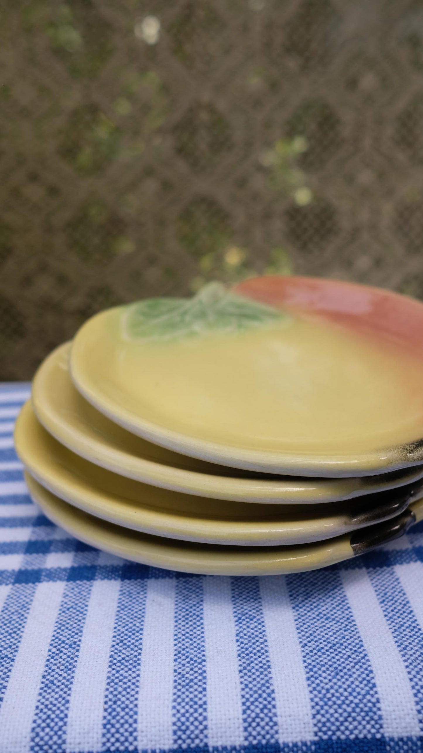 Lot de quatre assiettes à dessert en forme de pommes