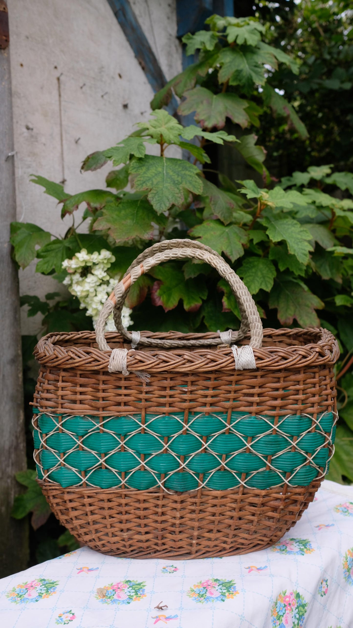 Grand panier vintage en osier et plastique