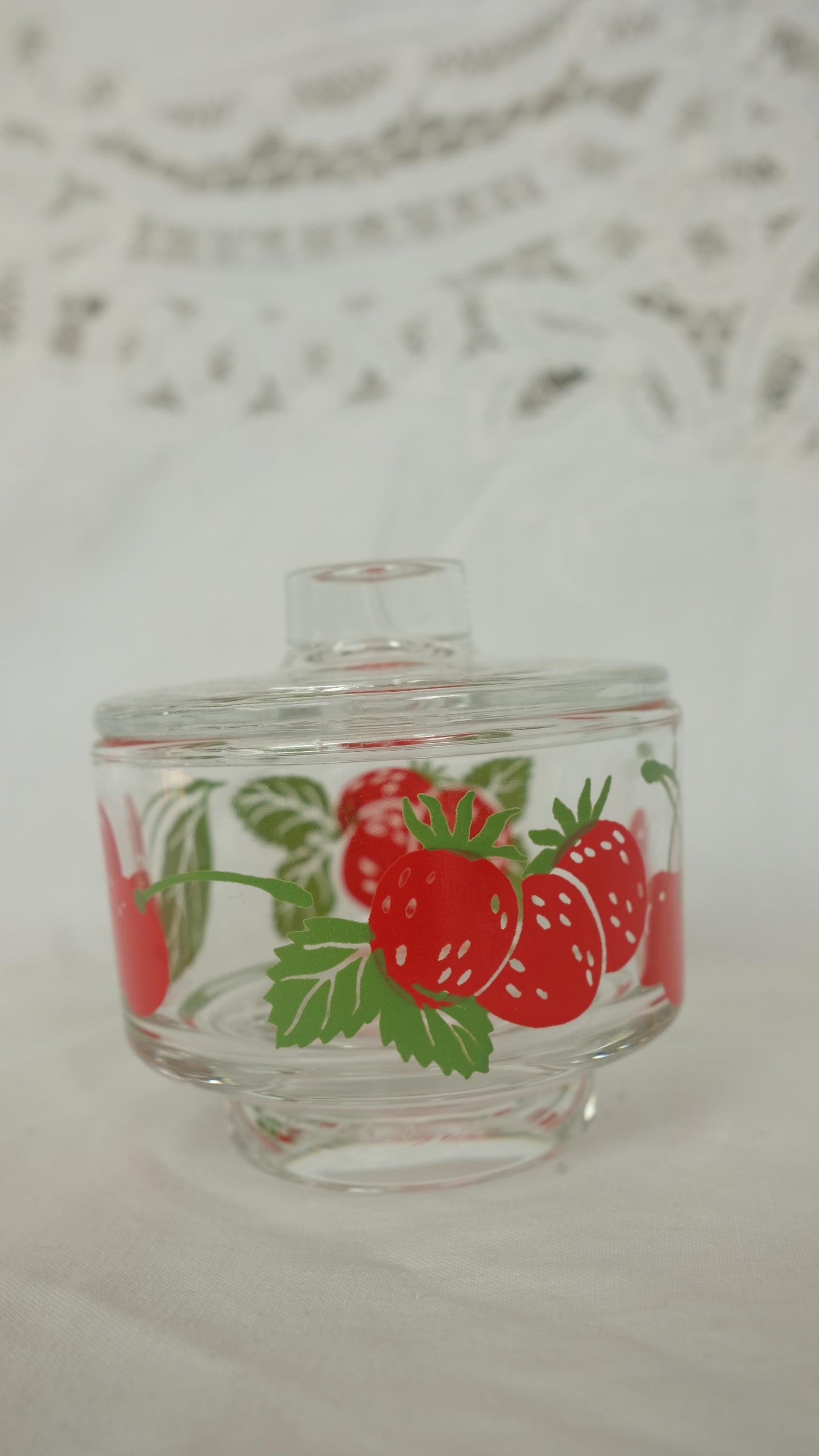 Pot en verre à motifs de fruits rouges