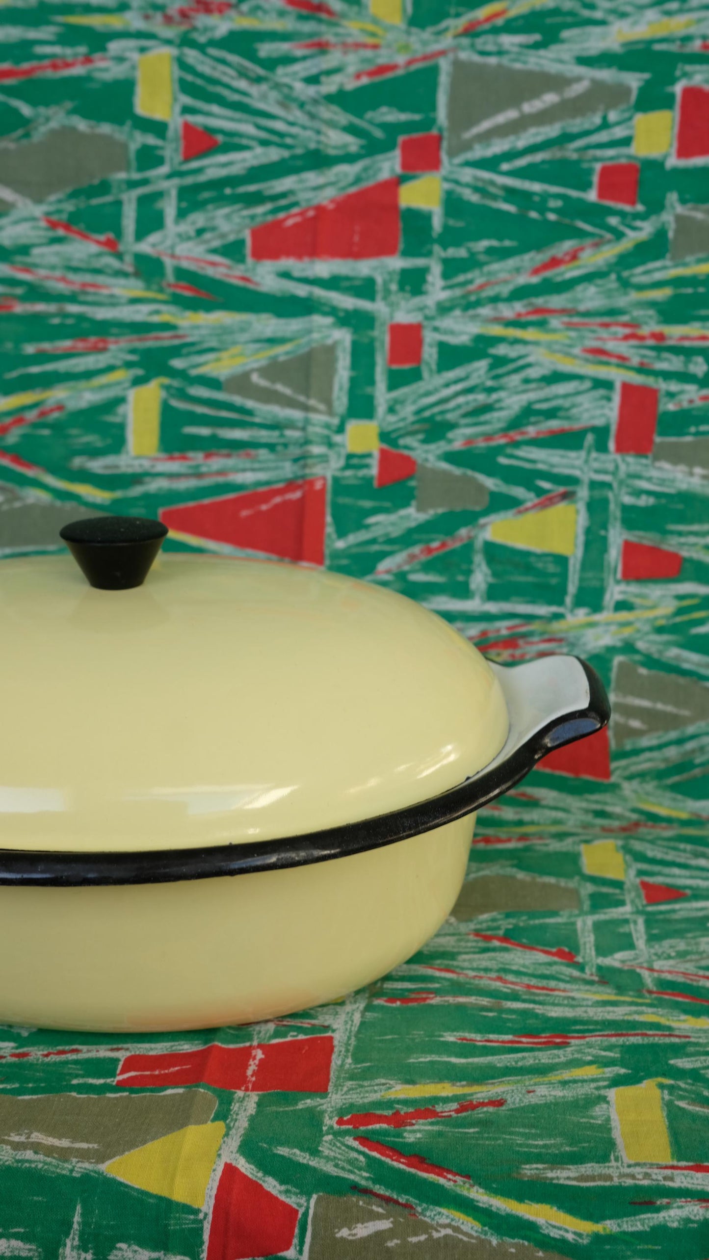 Cocotte ovale en métal émaillé