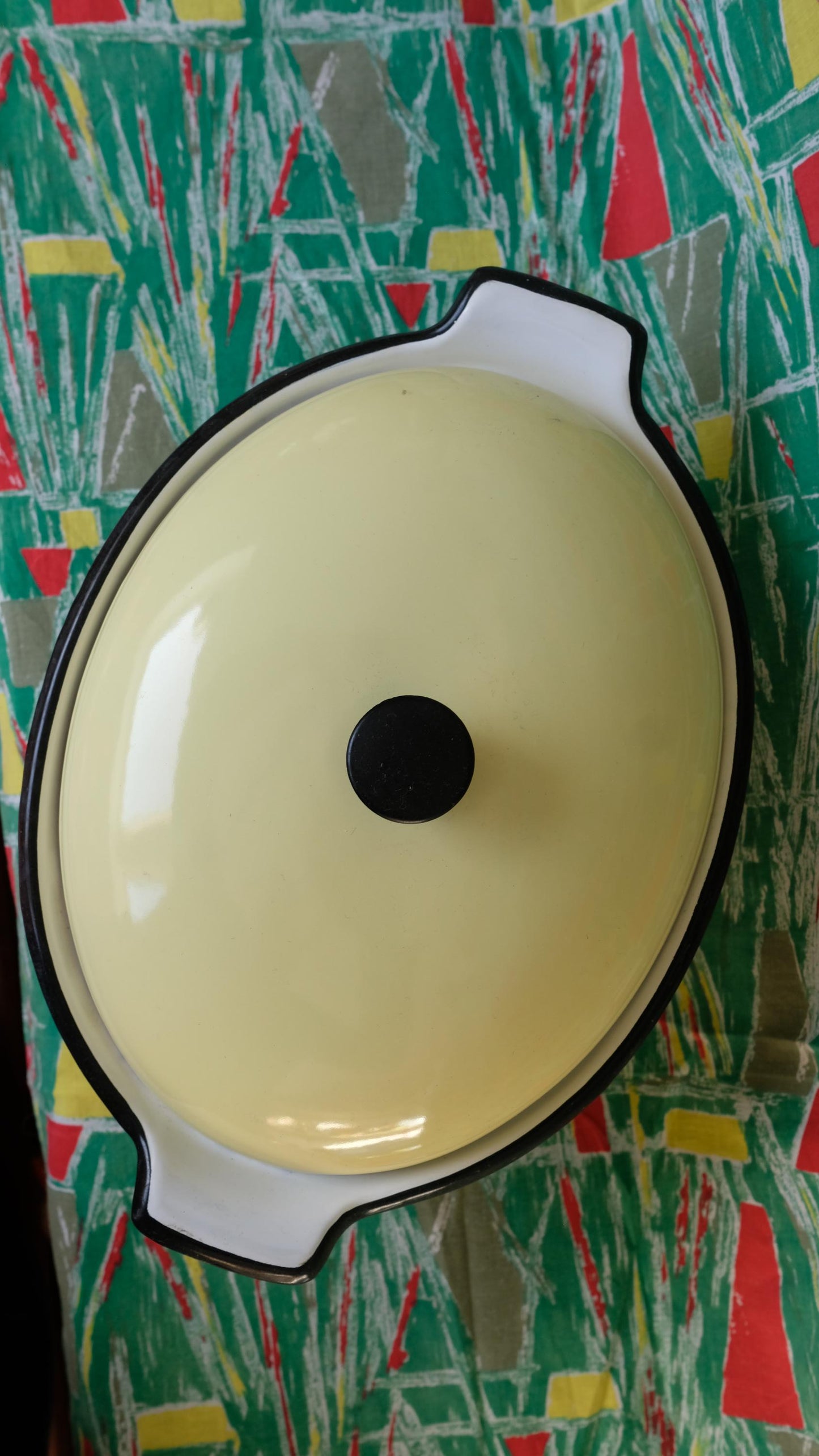 Cocotte ovale en métal émaillé