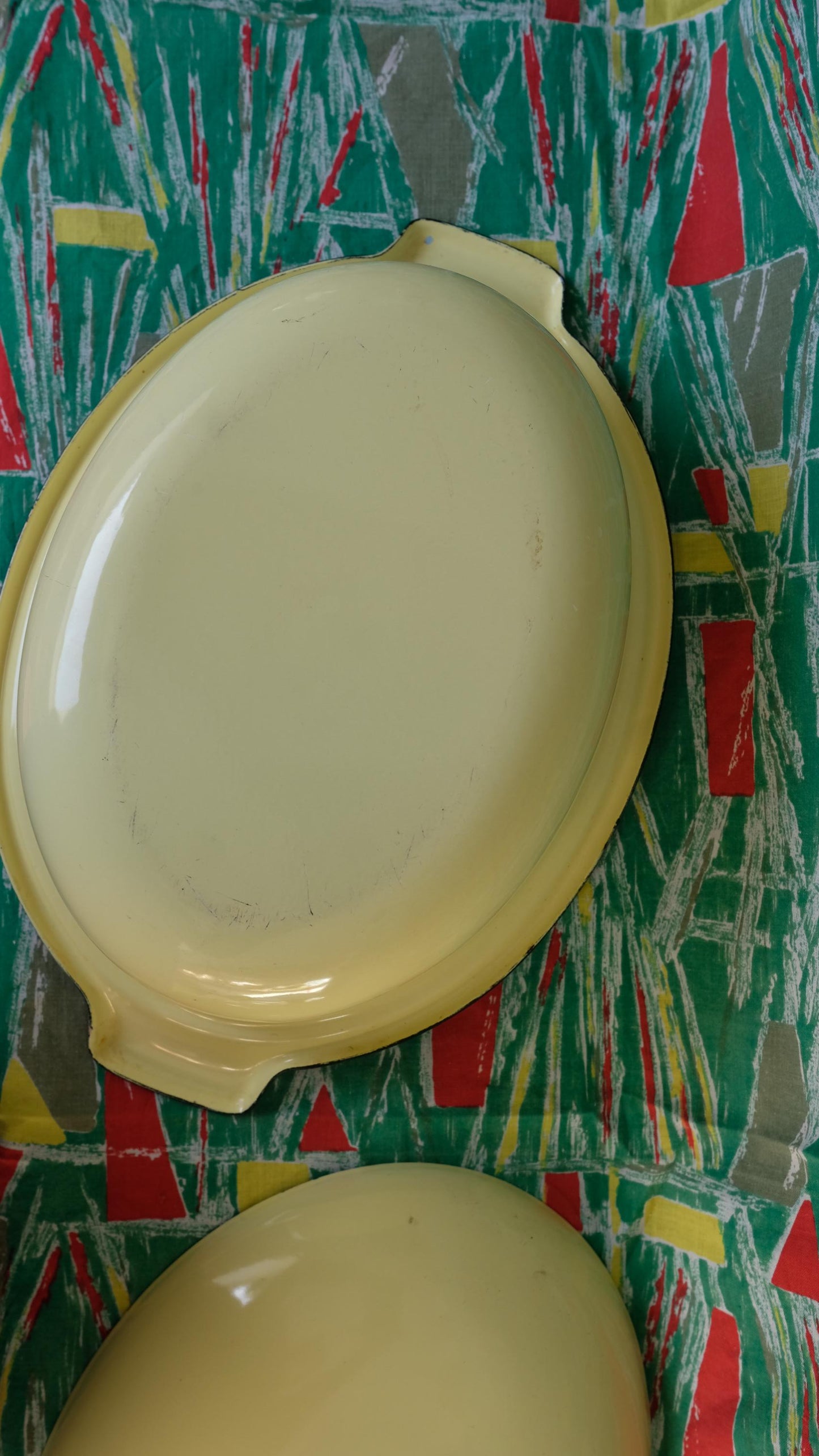 Cocotte ovale en métal émaillé