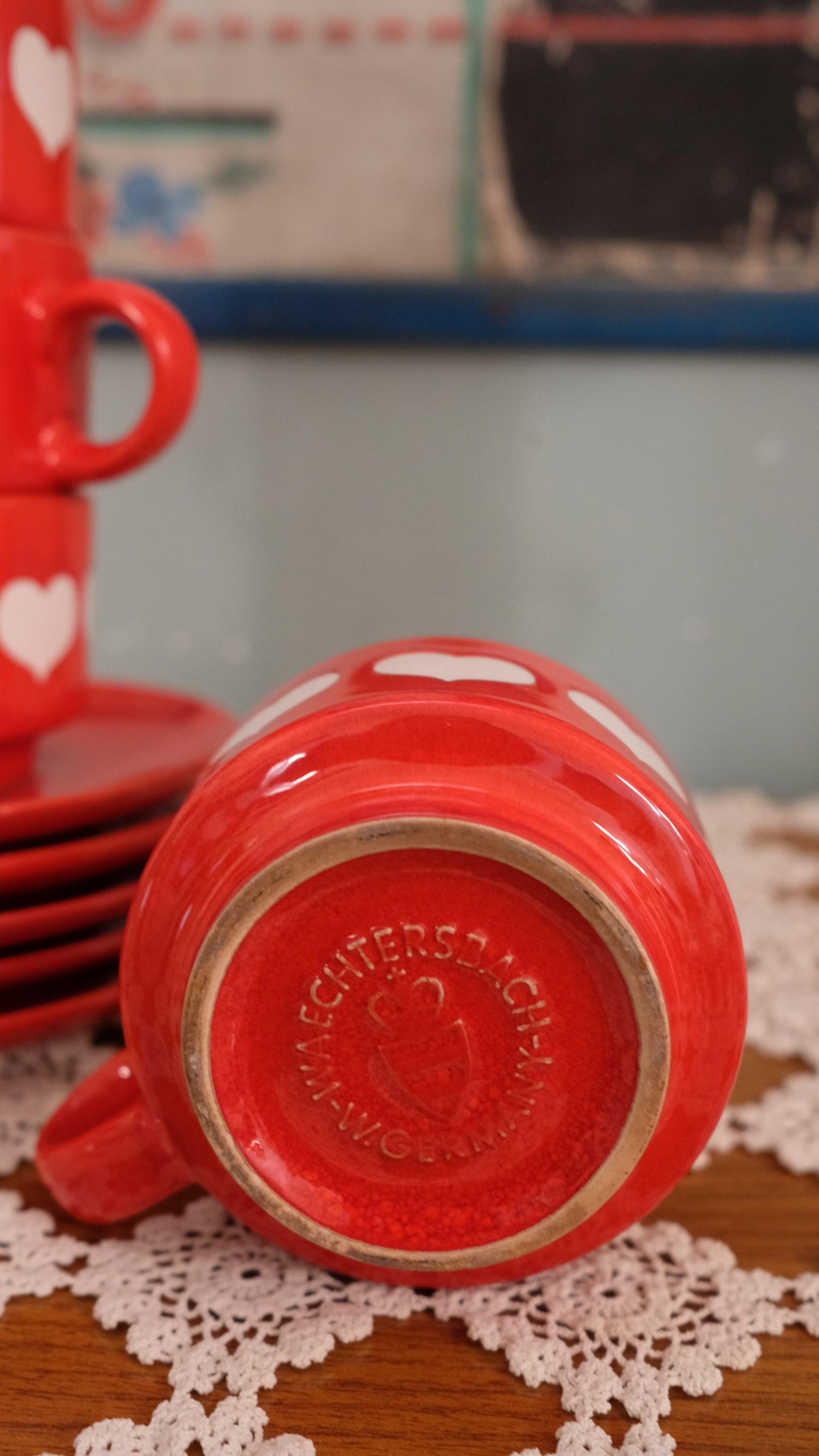 Lot de cinq tasses en céramique Waechtersbach motif cœurs