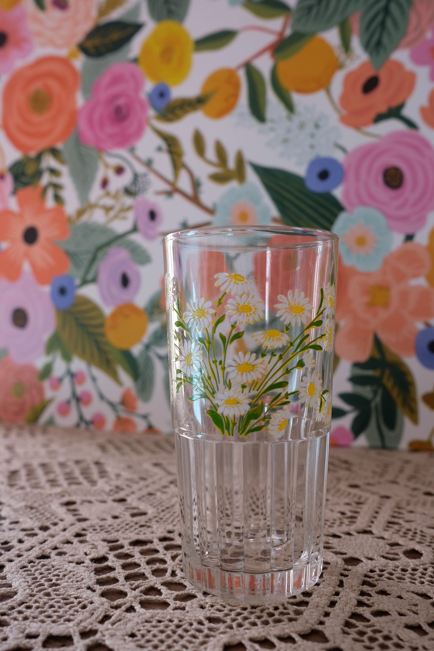 Verres peints de marguerites