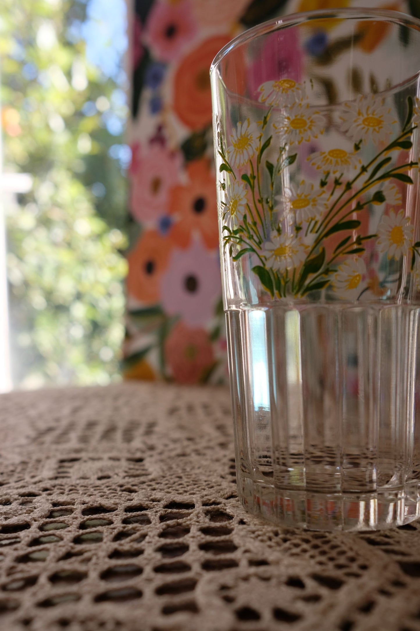 Verres peints de marguerites