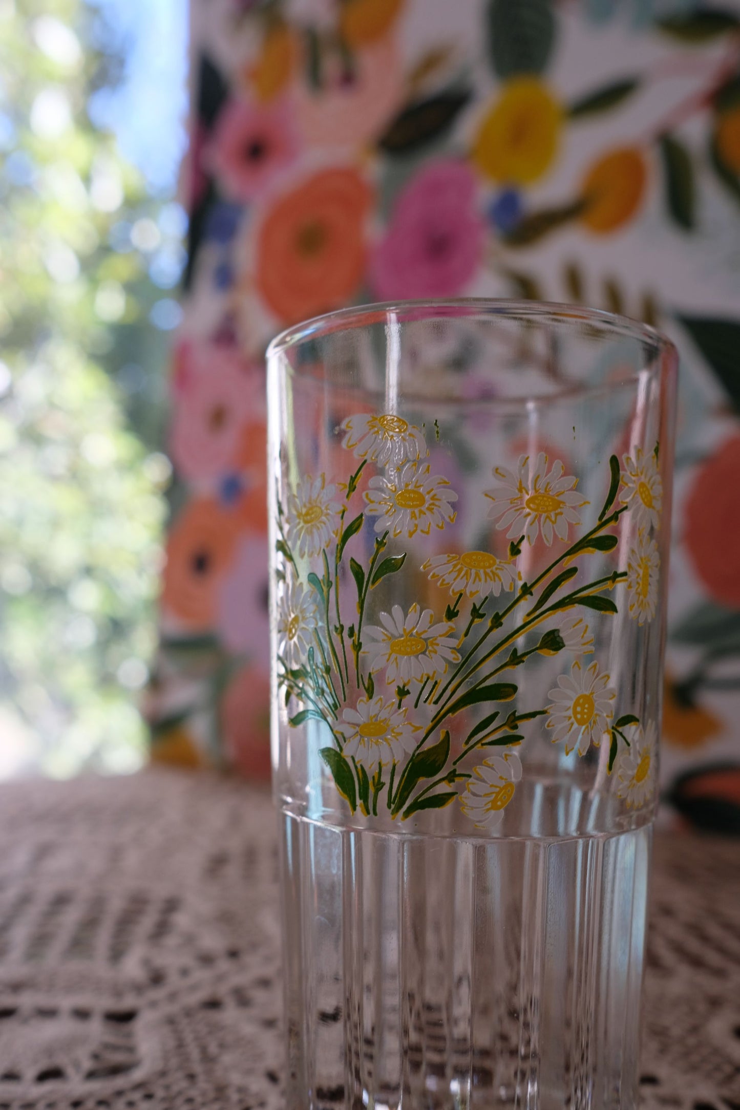 Verres peints de marguerites