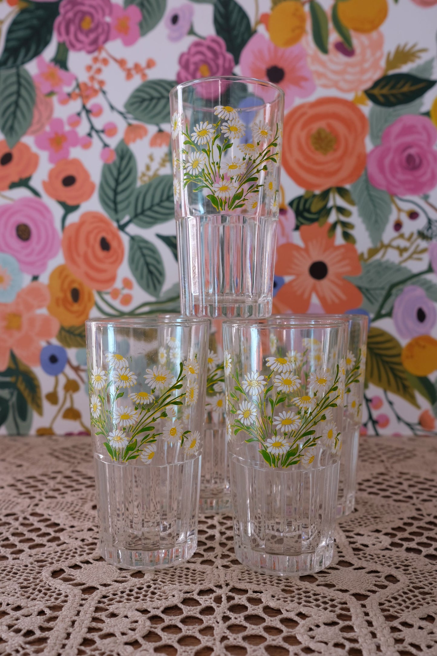 Verres peints de marguerites