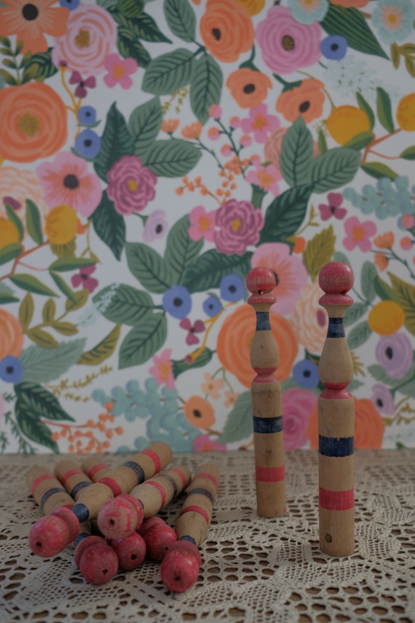 Lot de 8 quilles en bois anciennes