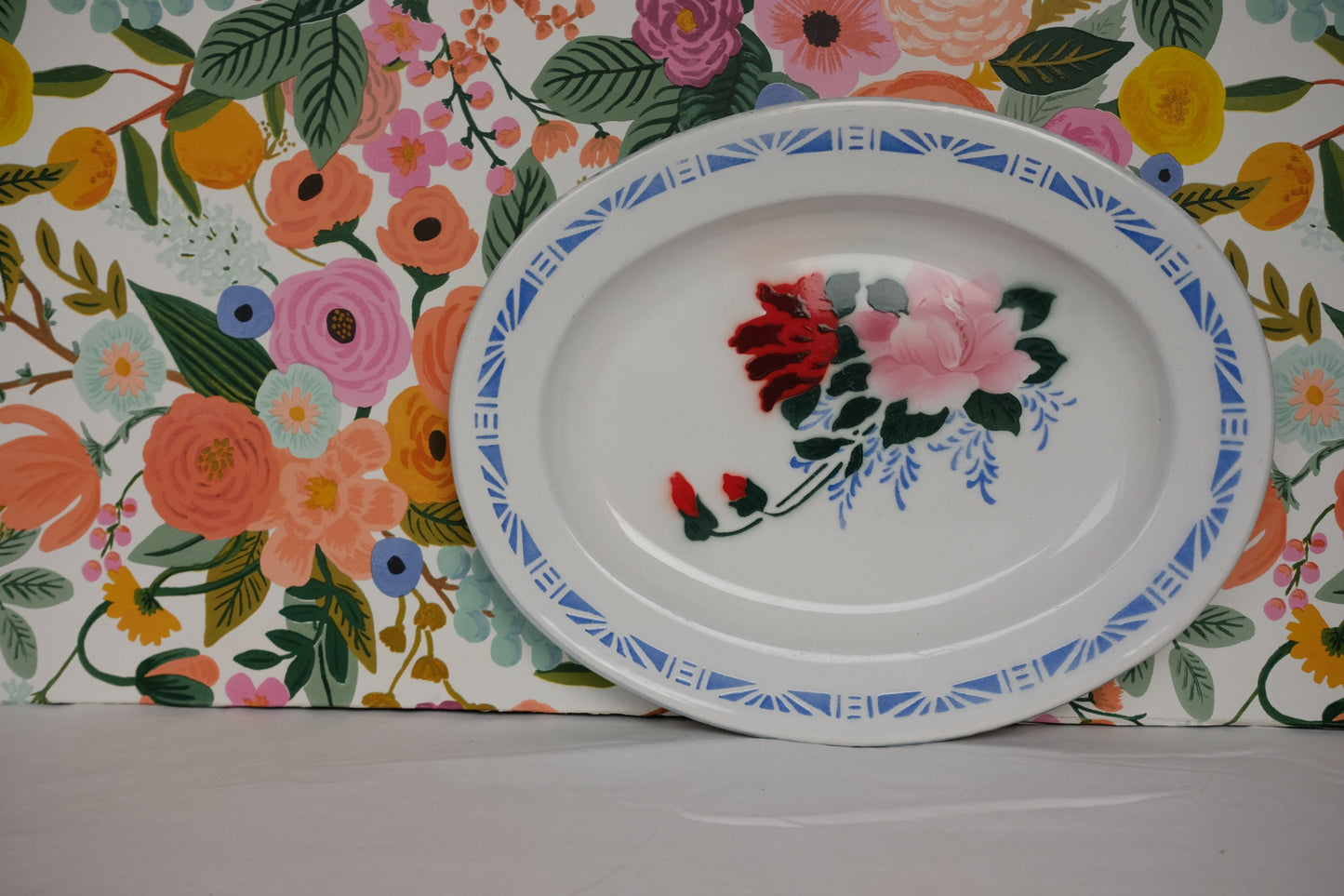 Plat oval en métal émaillé