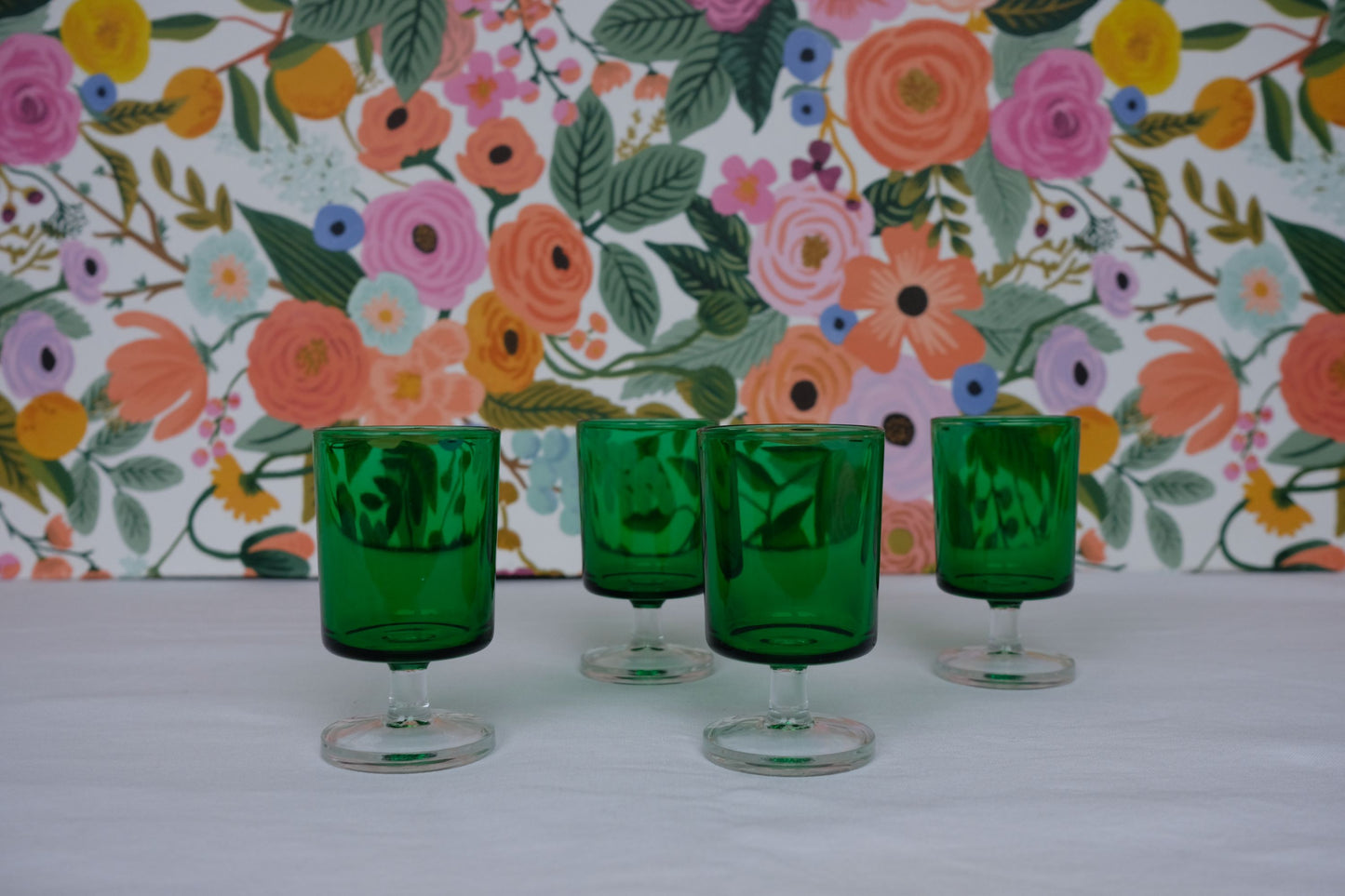 Verres à pieds verts