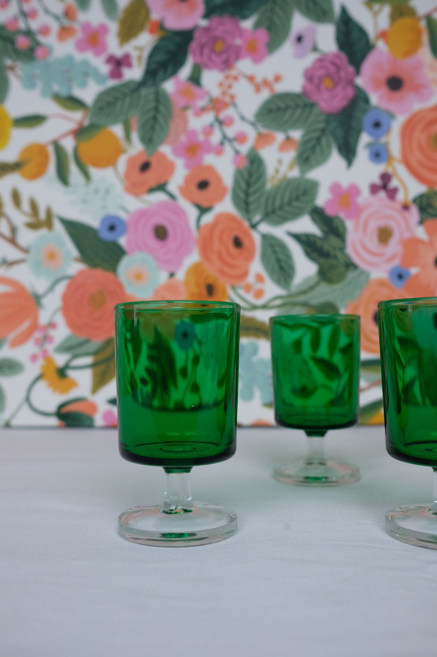 Verres à pieds verts
