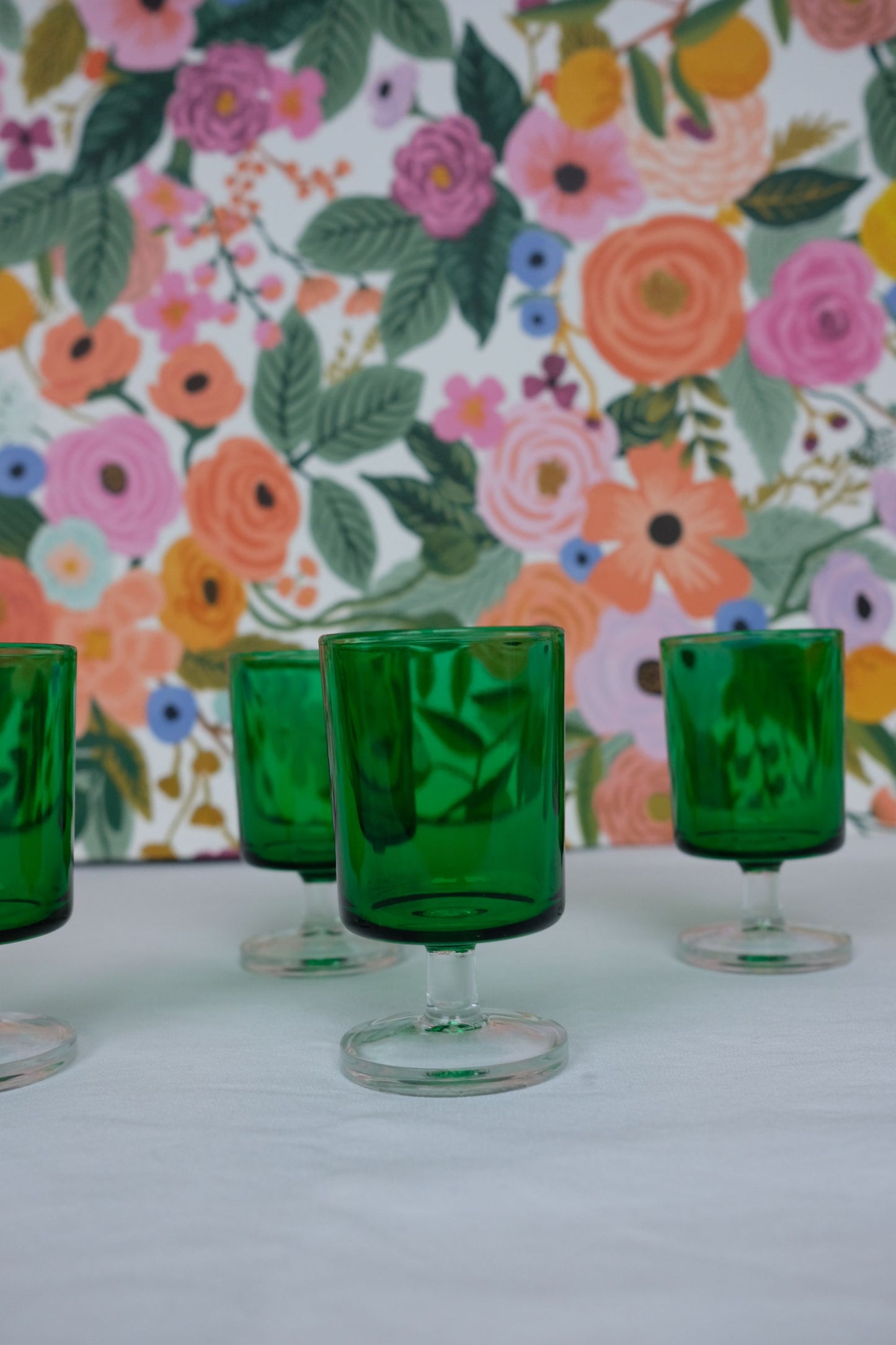 Verres à pieds verts