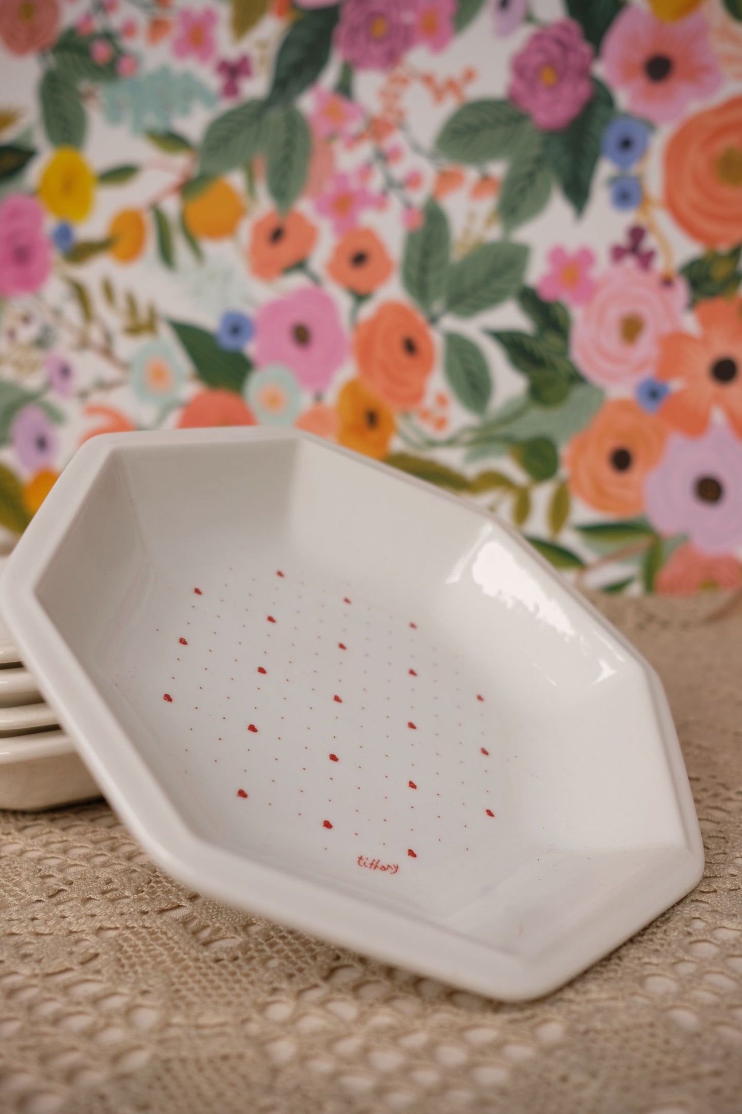 Assiettes creuses à motif coeurs