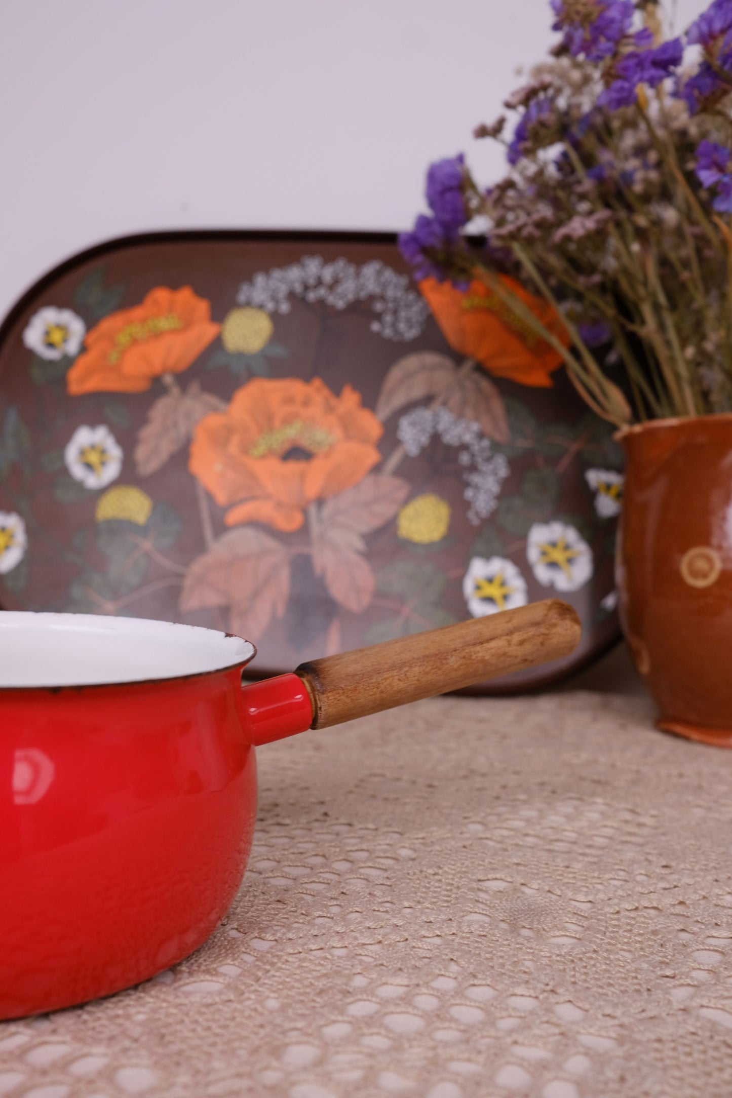 Casserole en émail et bois