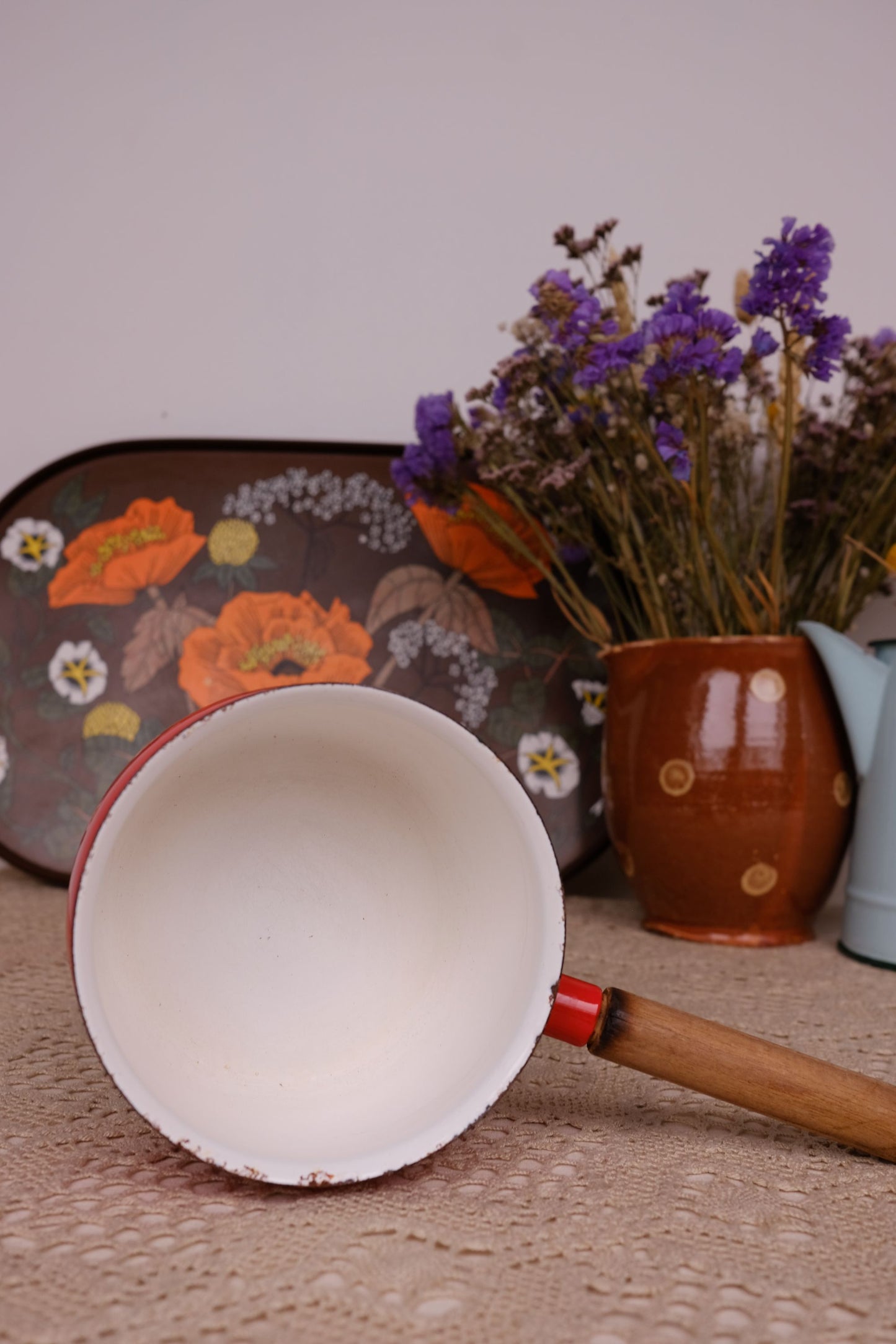 Casserole en émail et bois
