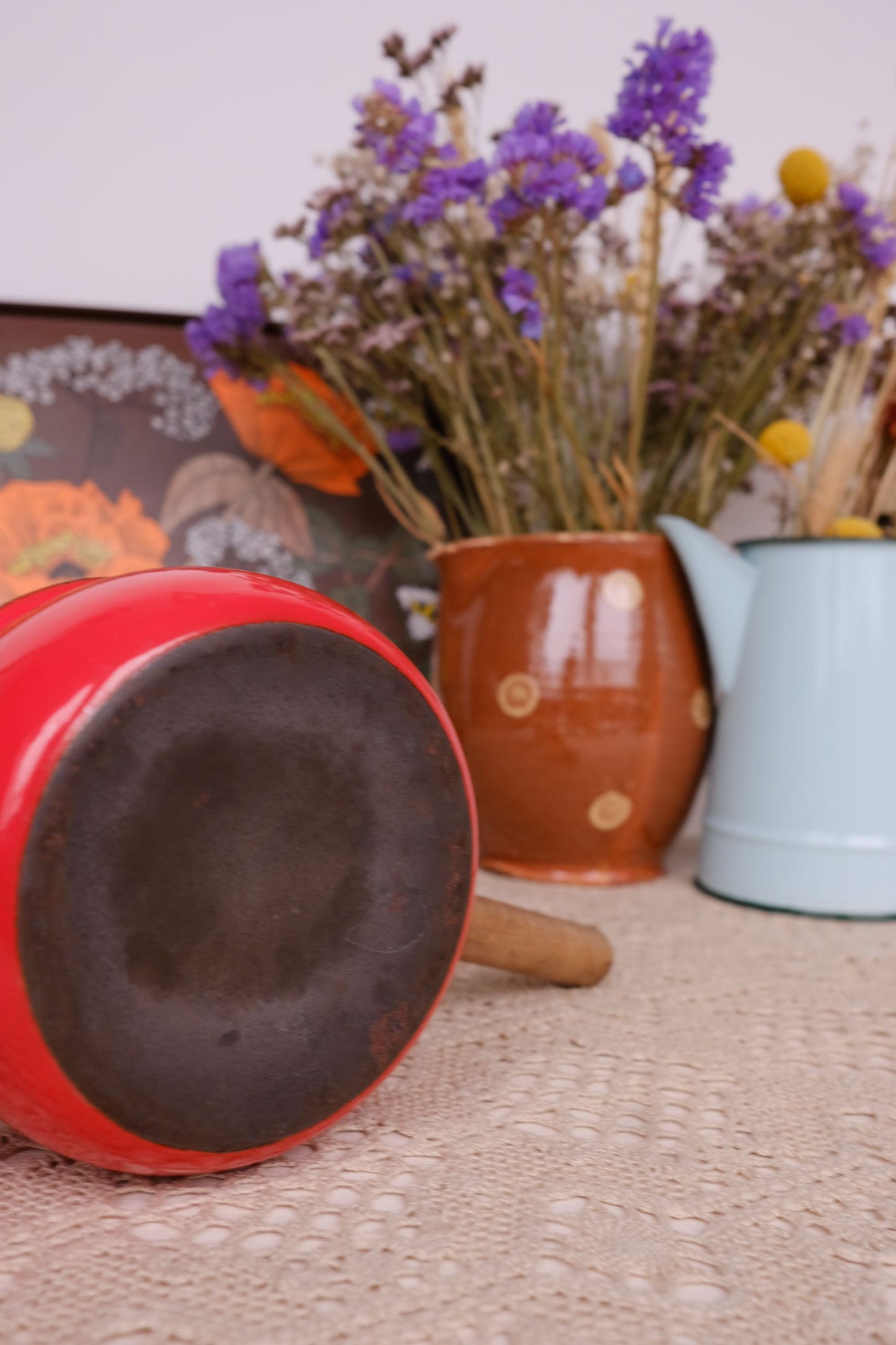 Casserole en émail et bois