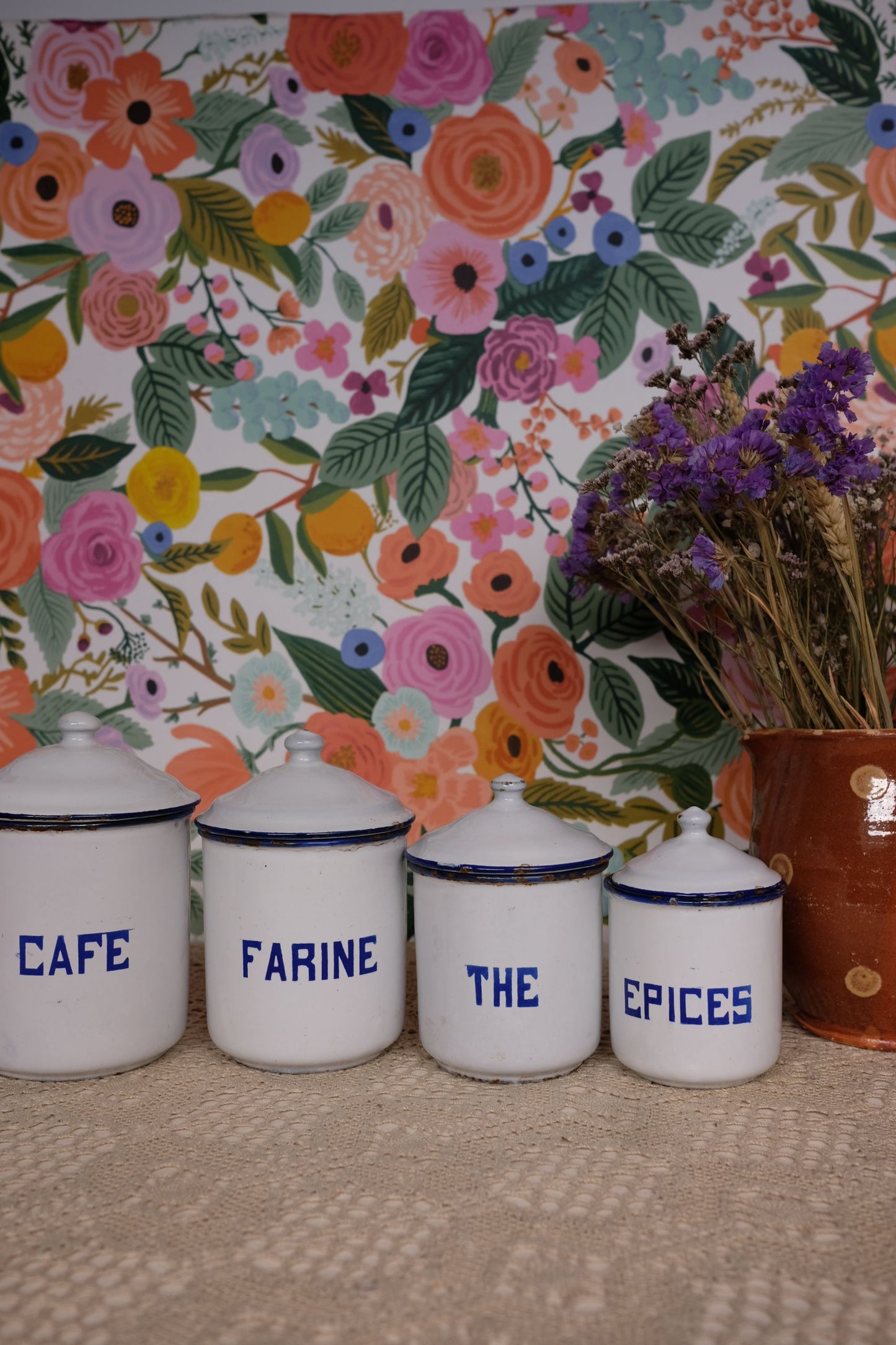 Ensemble de pots à épices en tôle émaillée