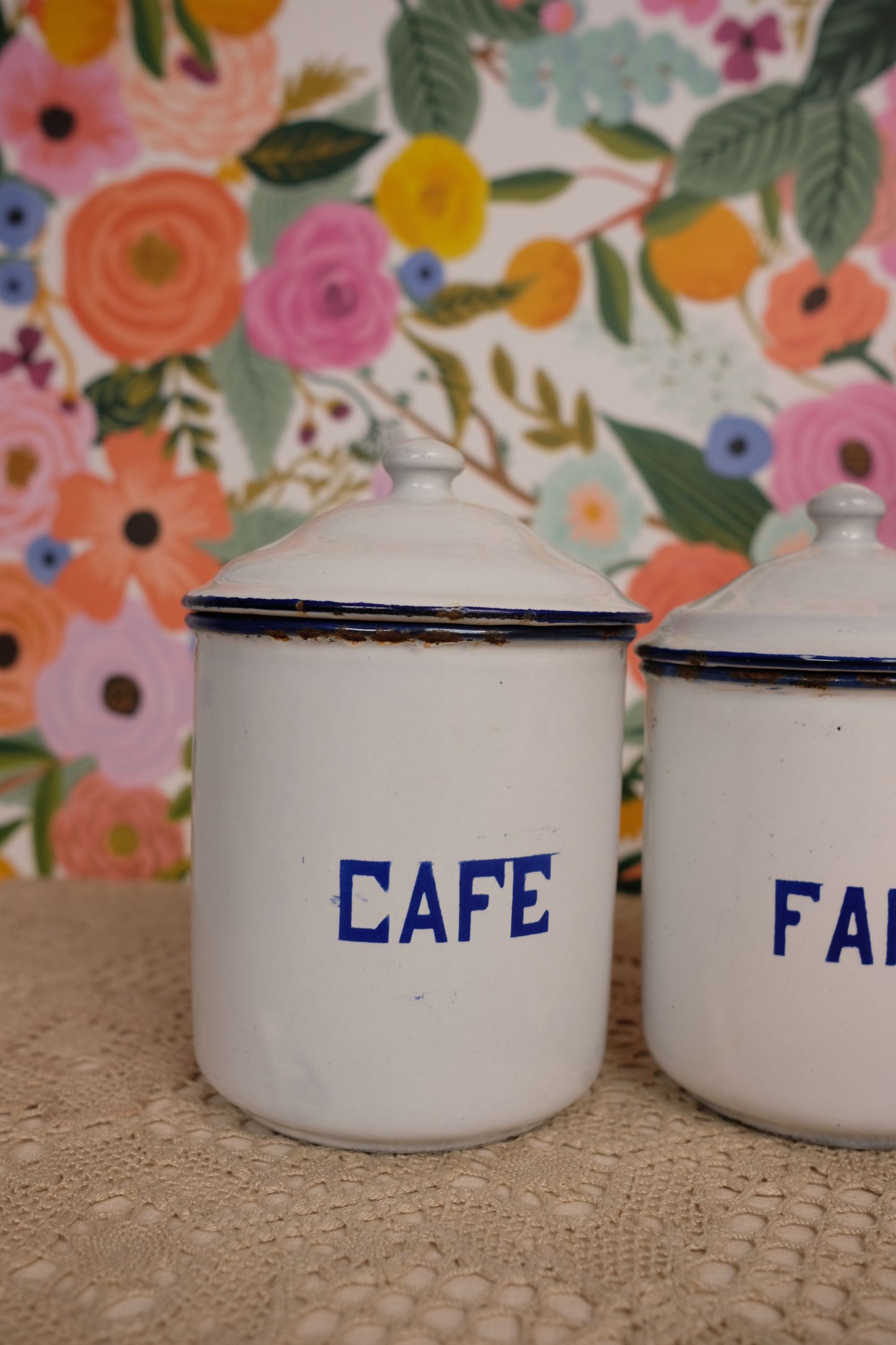 Ensemble de pots à épices en tôle émaillée