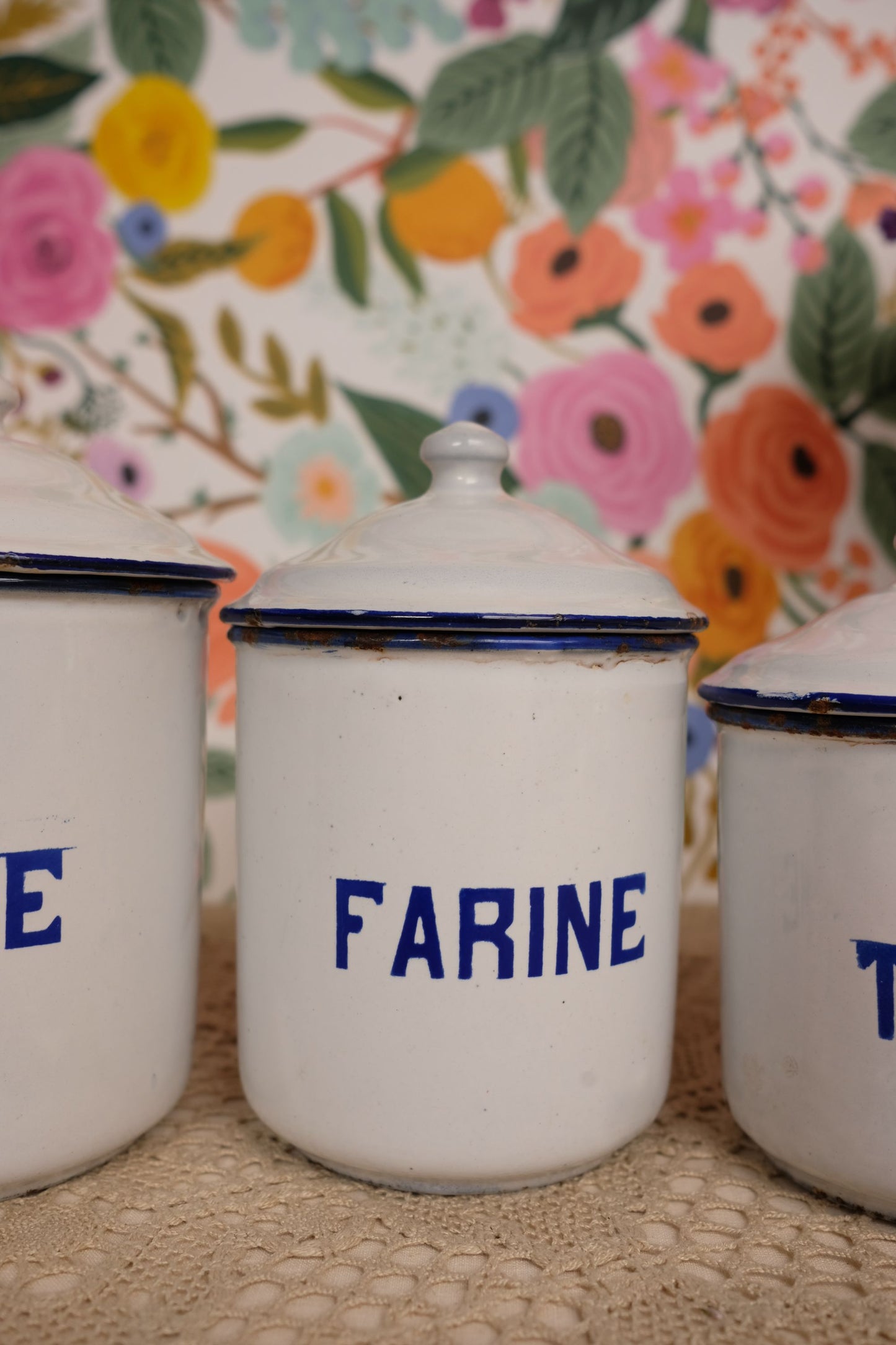 Ensemble de pots à épices en tôle émaillée