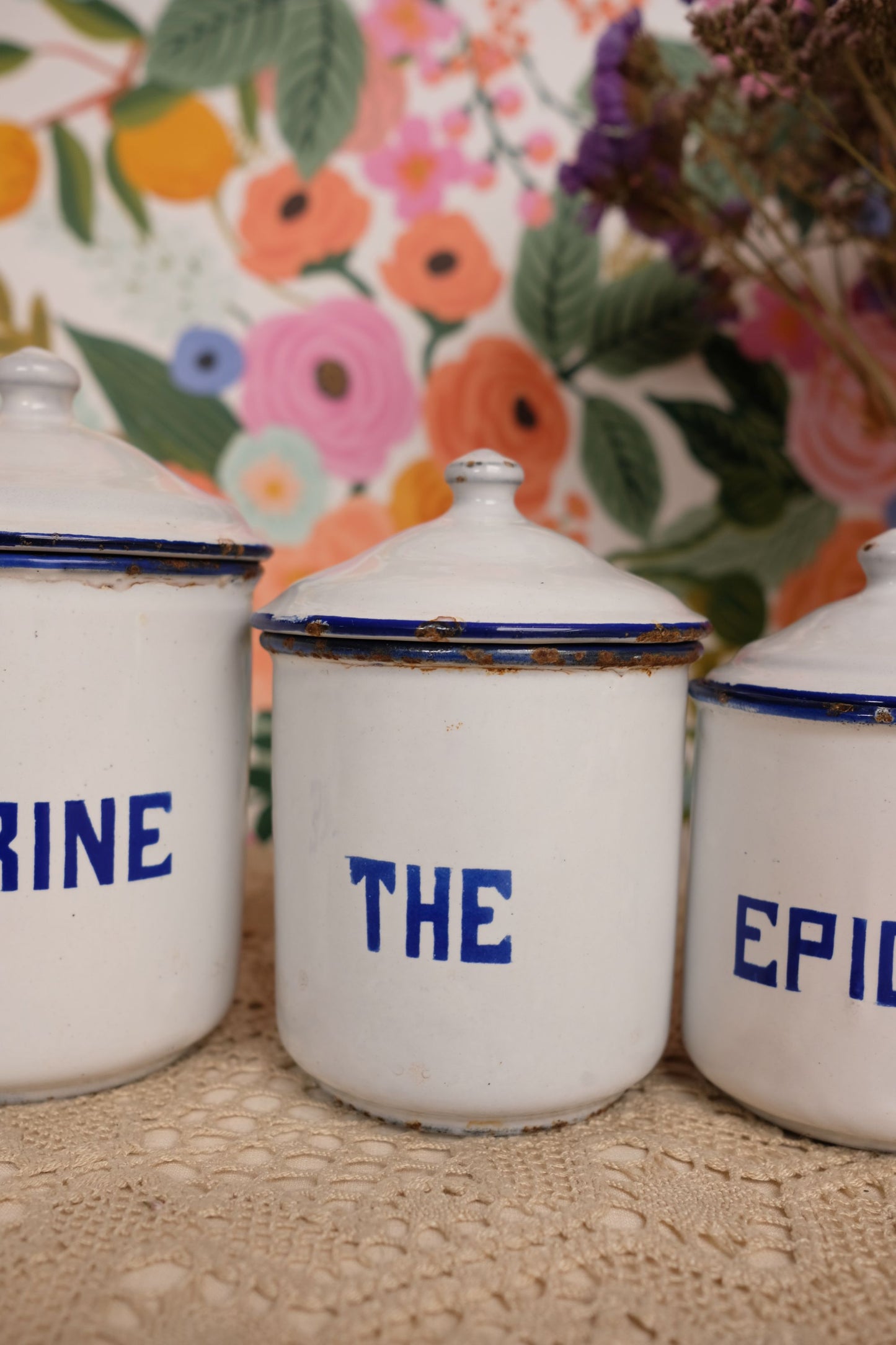 Ensemble de pots à épices en tôle émaillée