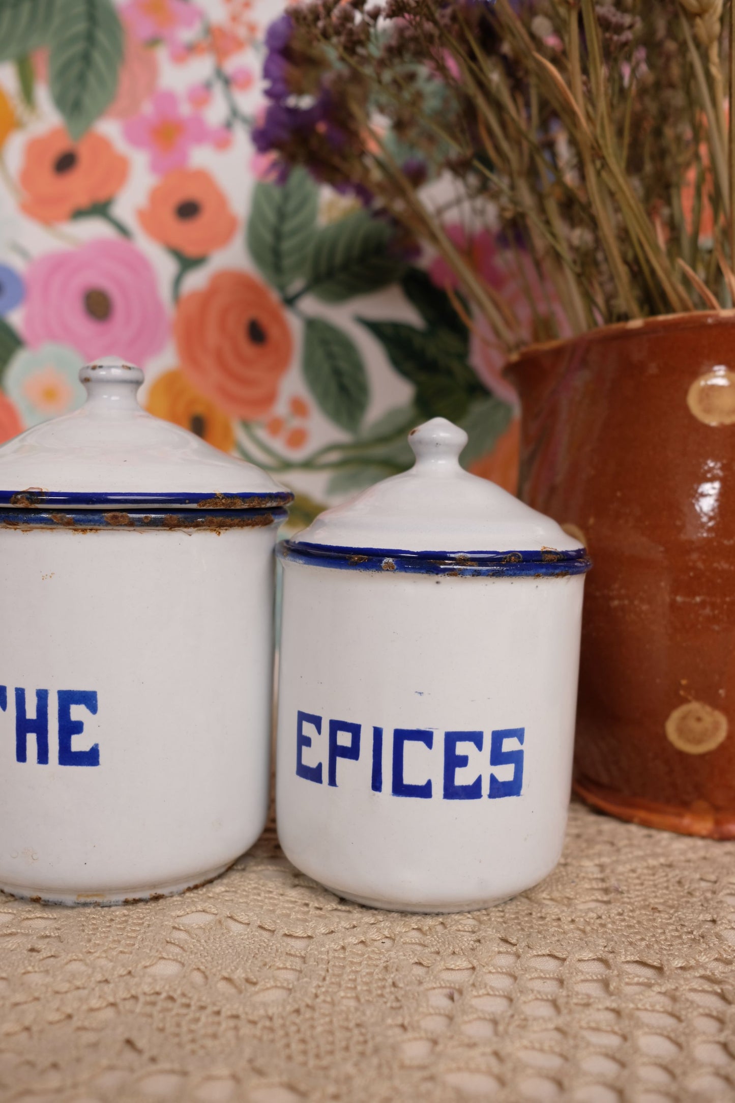 Ensemble de pots à épices en tôle émaillée