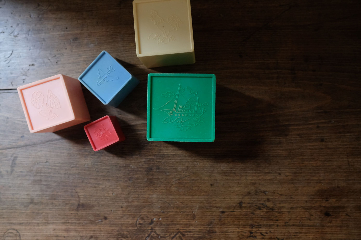 Jeu de cubes en plastique à empiler