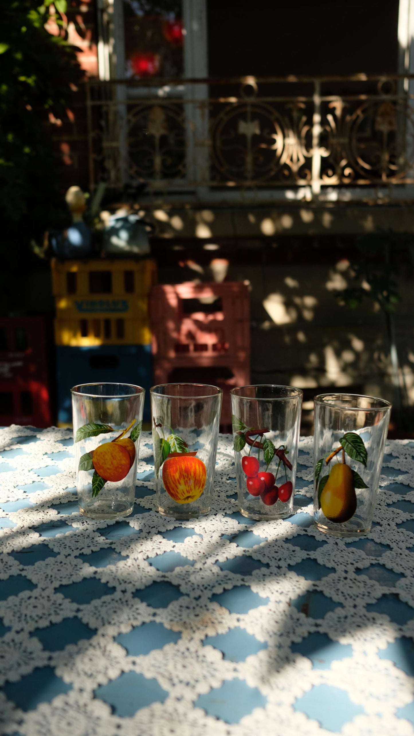 Lot de quatre verres vintage sérigraphiés de motifs fruits