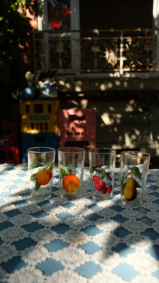 Lot de quatre verres vintage sérigraphiés de motifs fruits