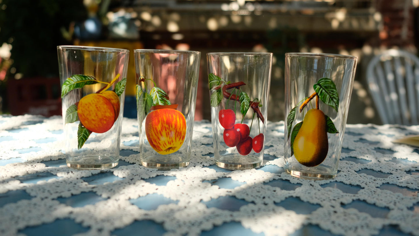 Lot de quatre verres vintage sérigraphiés de motifs fruits